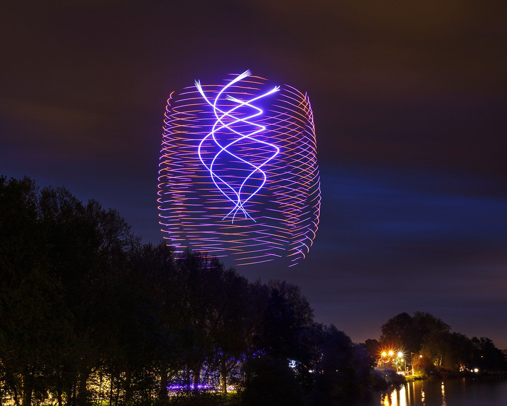 Spectacle de drones dans le ciel nocturne de Valentigney lors de Métamorphe