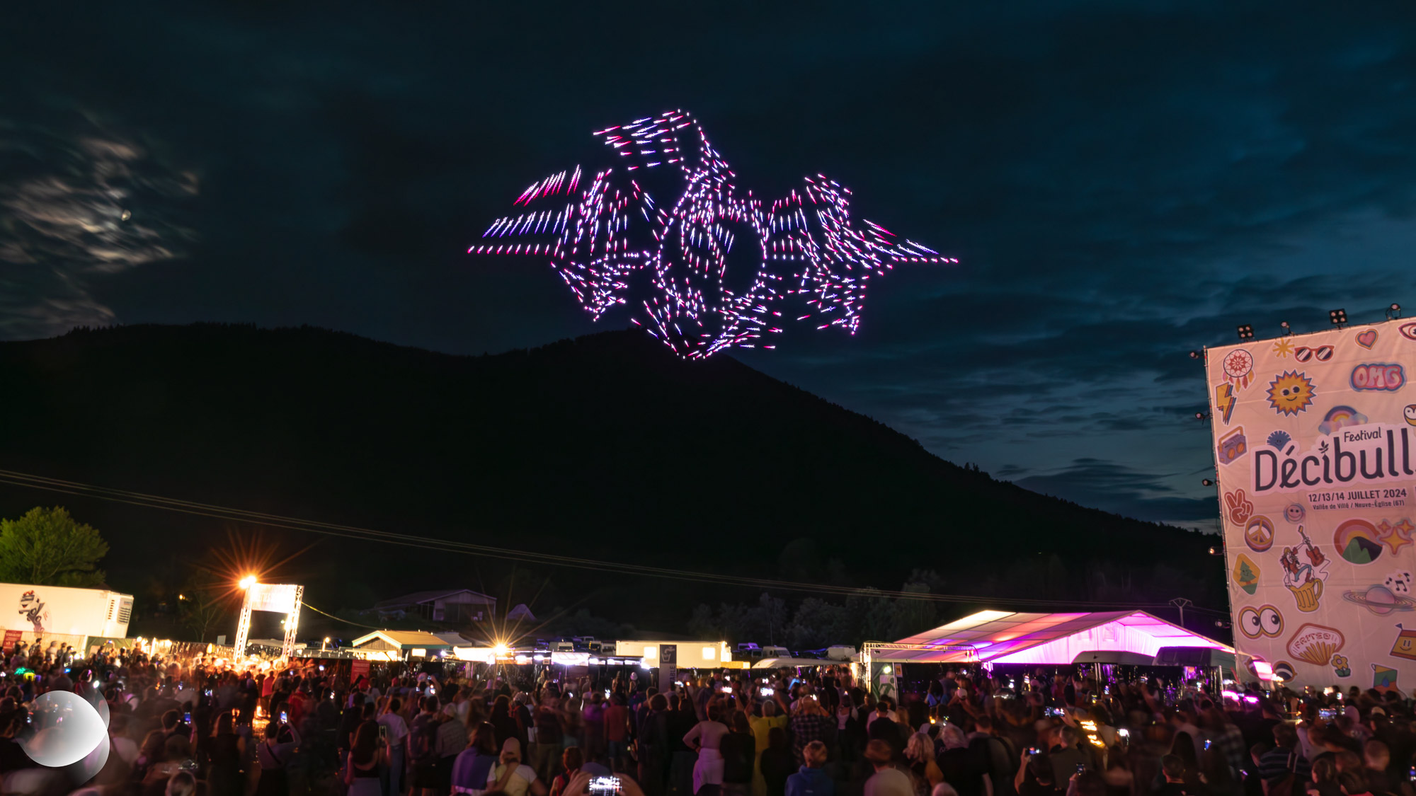 Différentes formes dans le ciel du festival Décibulles