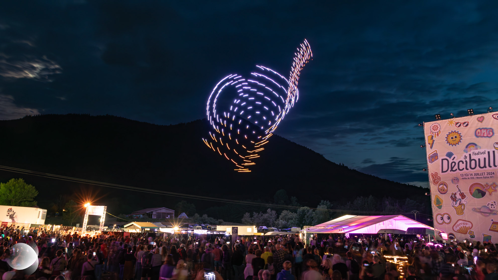 Différentes formes dans le ciel du festival Décibulles