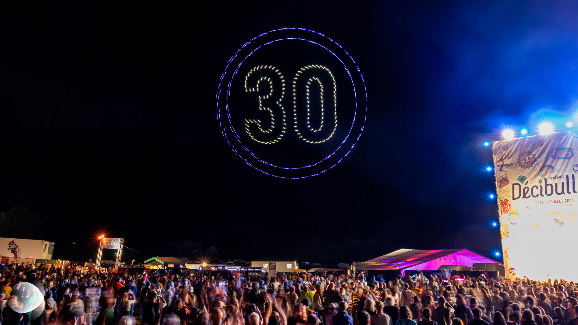 Différentes formes dans le ciel du festival Décibulles
