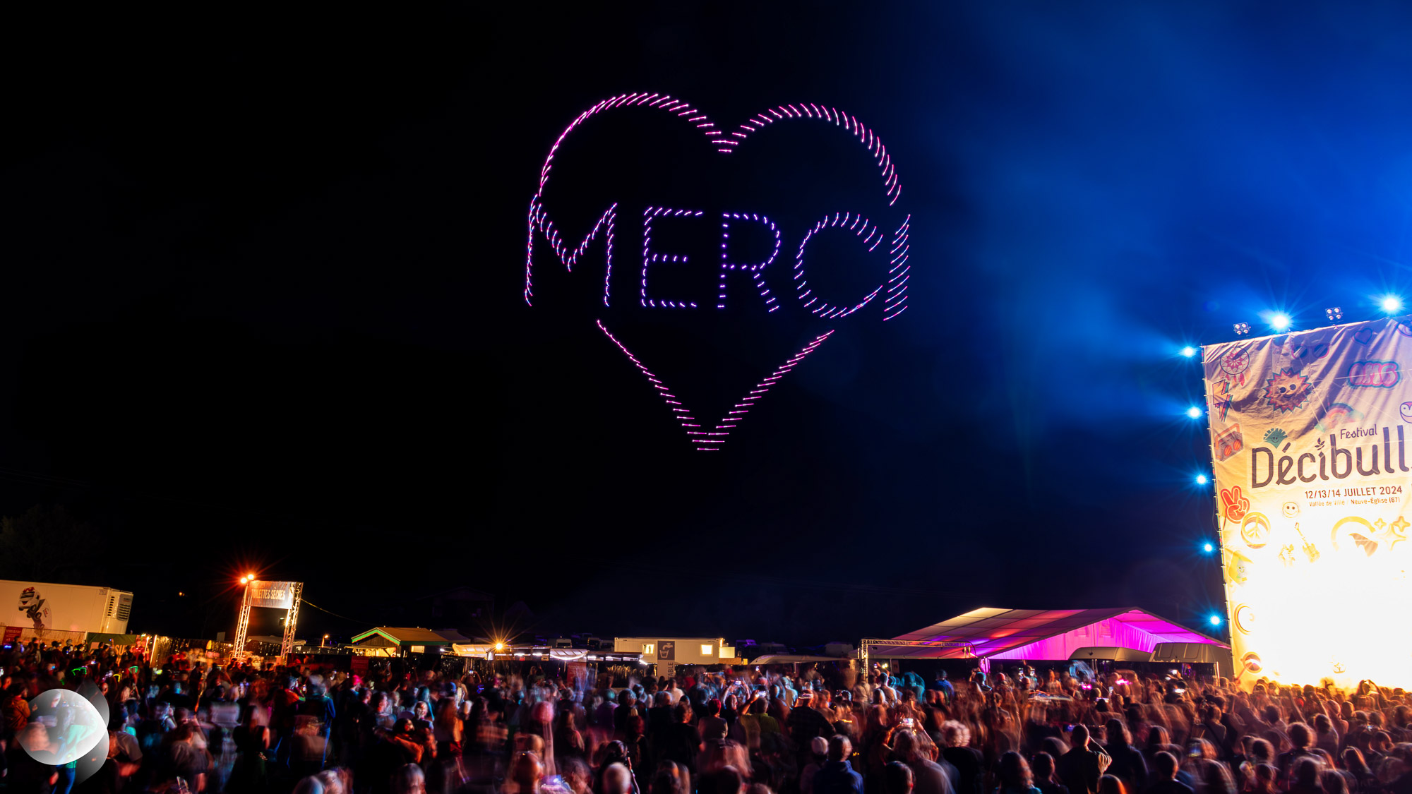 Différentes formes dans le ciel du festival Décibulles