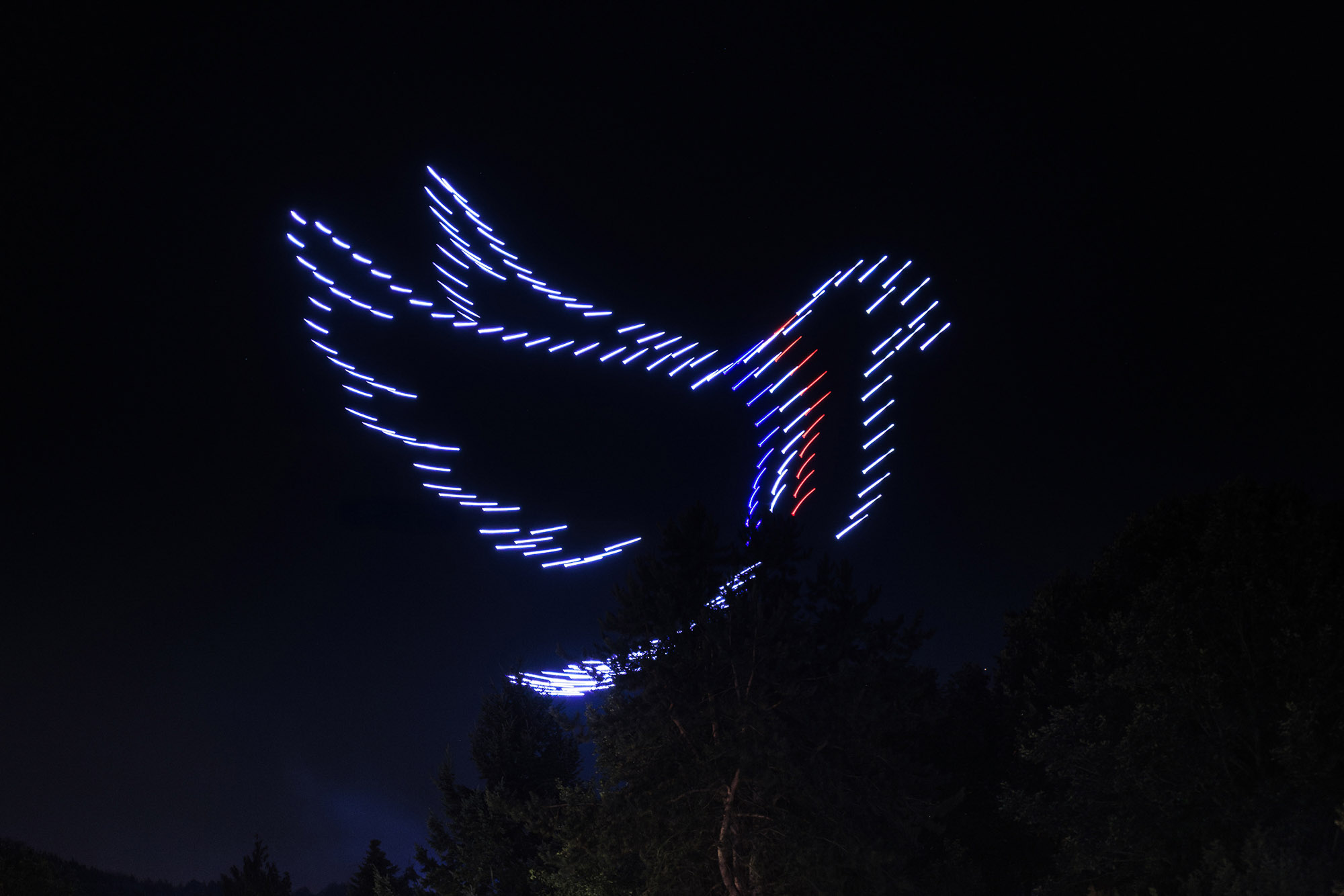 « Vent de Liberté » retrace l’histoire de la jeune République française et des valeurs nées à la suite du siècle des Lumières au travers une chorégrapgie de drones lumineux dans le ciel de Forach le 14 juillet 2025