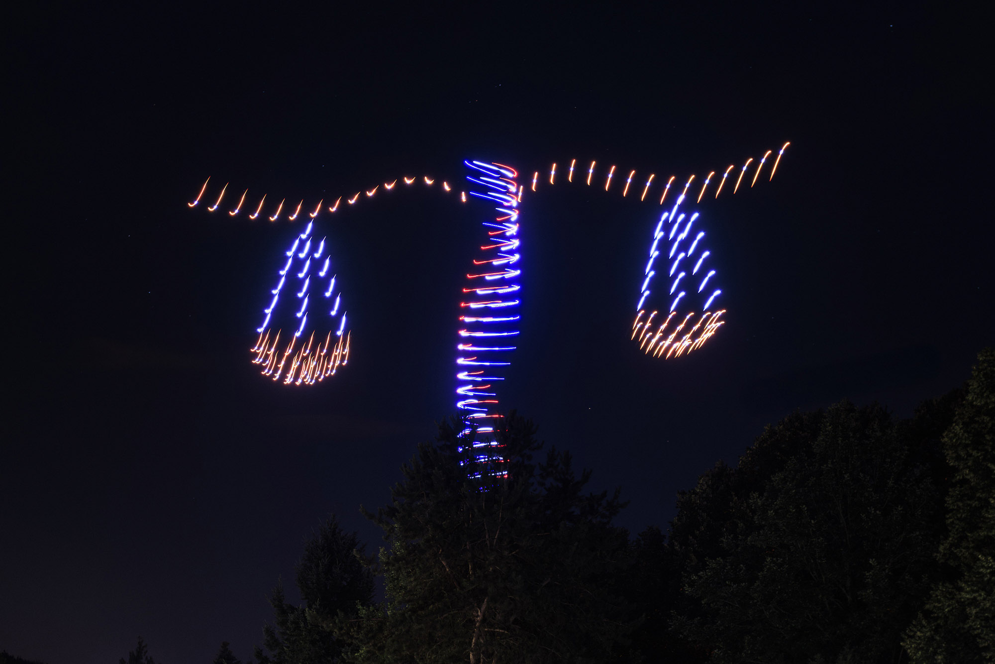 « Vent de Liberté » retrace l’histoire de la jeune République française et des valeurs nées à la suite du siècle des Lumières au travers une chorégrapgie de drones lumineux dans le ciel de Forach le 14 juillet 2025