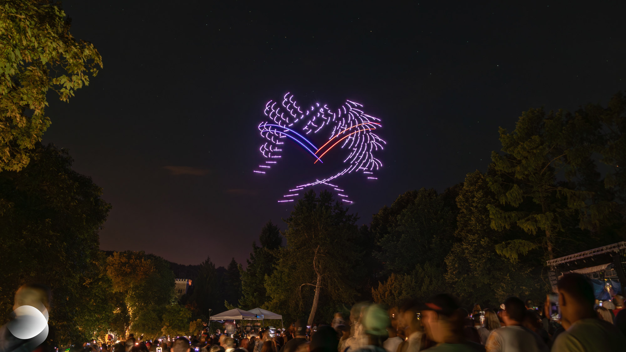 « Vent de Liberté » retrace l’histoire de la jeune République française et des valeurs nées à la suite du siècle des Lumières au travers une chorégrapgie de drones lumineux dans le ciel de Forach le 14 juillet 2025