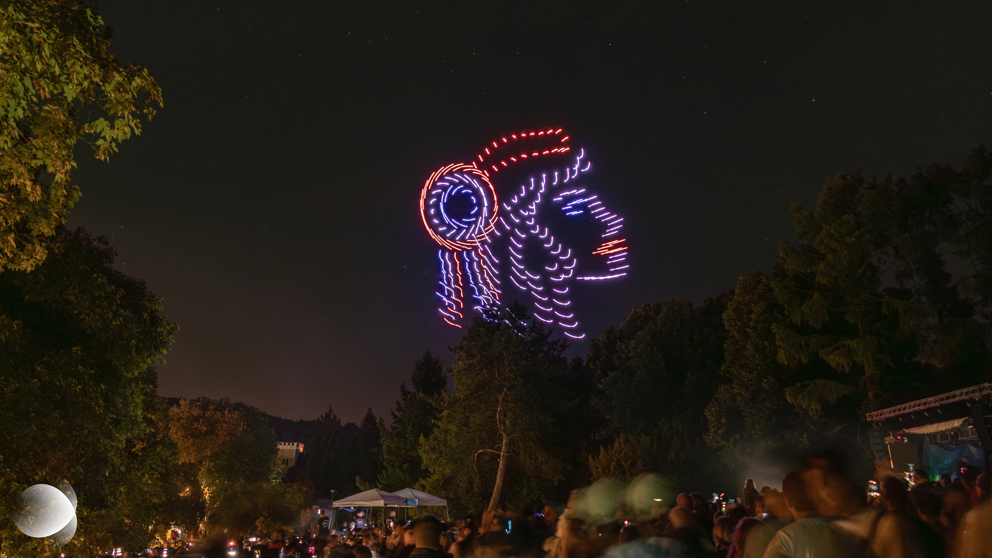 « Vent de Liberté » retrace l’histoire de la jeune République française et des valeurs nées à la suite du siècle des Lumières au travers une chorégrapgie de drones lumineux dans le ciel de Forach le 14 juillet 2025