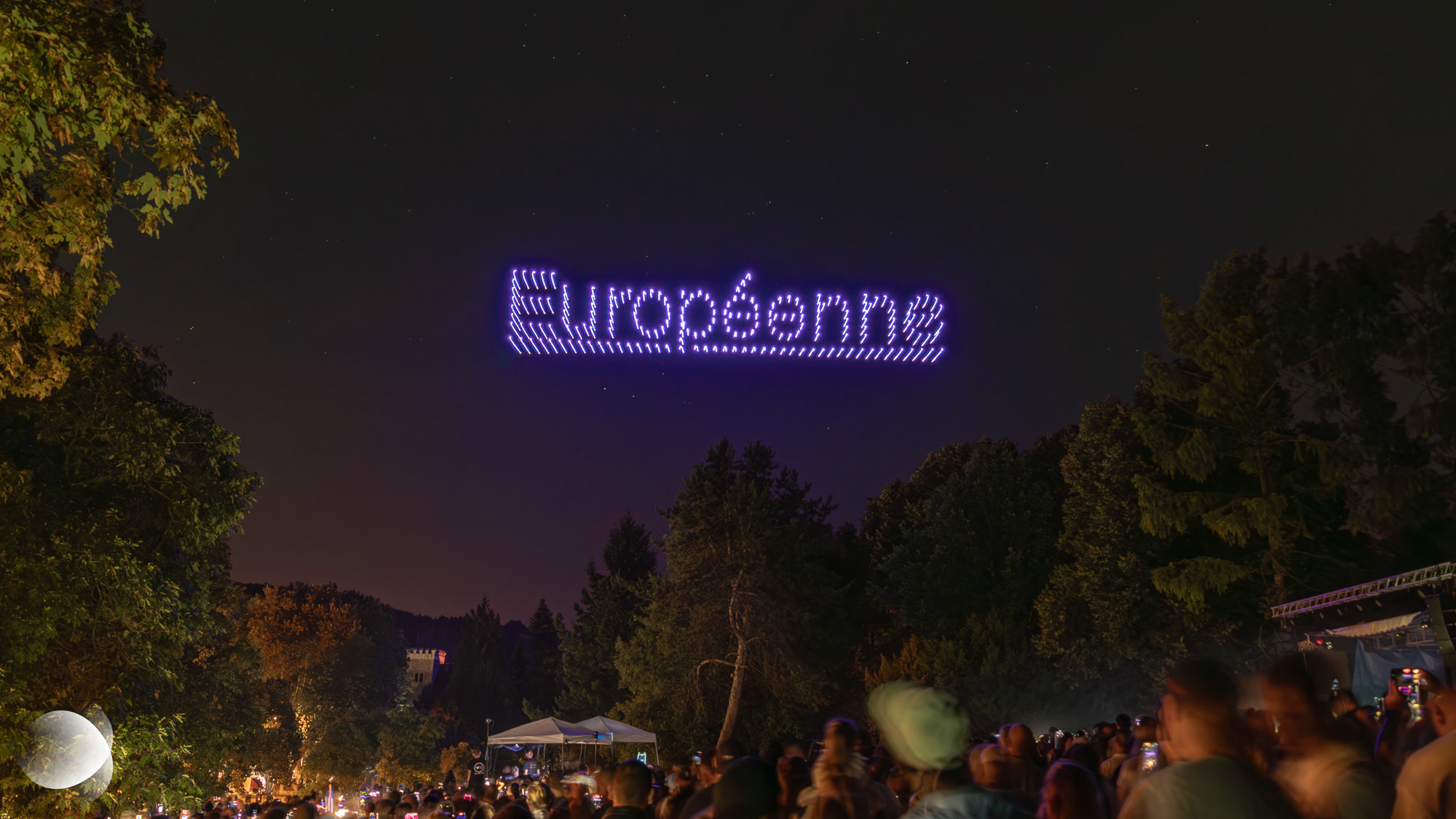 « Vent de Liberté » retrace l’histoire de la jeune République française et des valeurs nées à la suite du siècle des Lumières au travers une chorégrapgie de drones lumineux dans le ciel de Forach le 14 juillet 2025