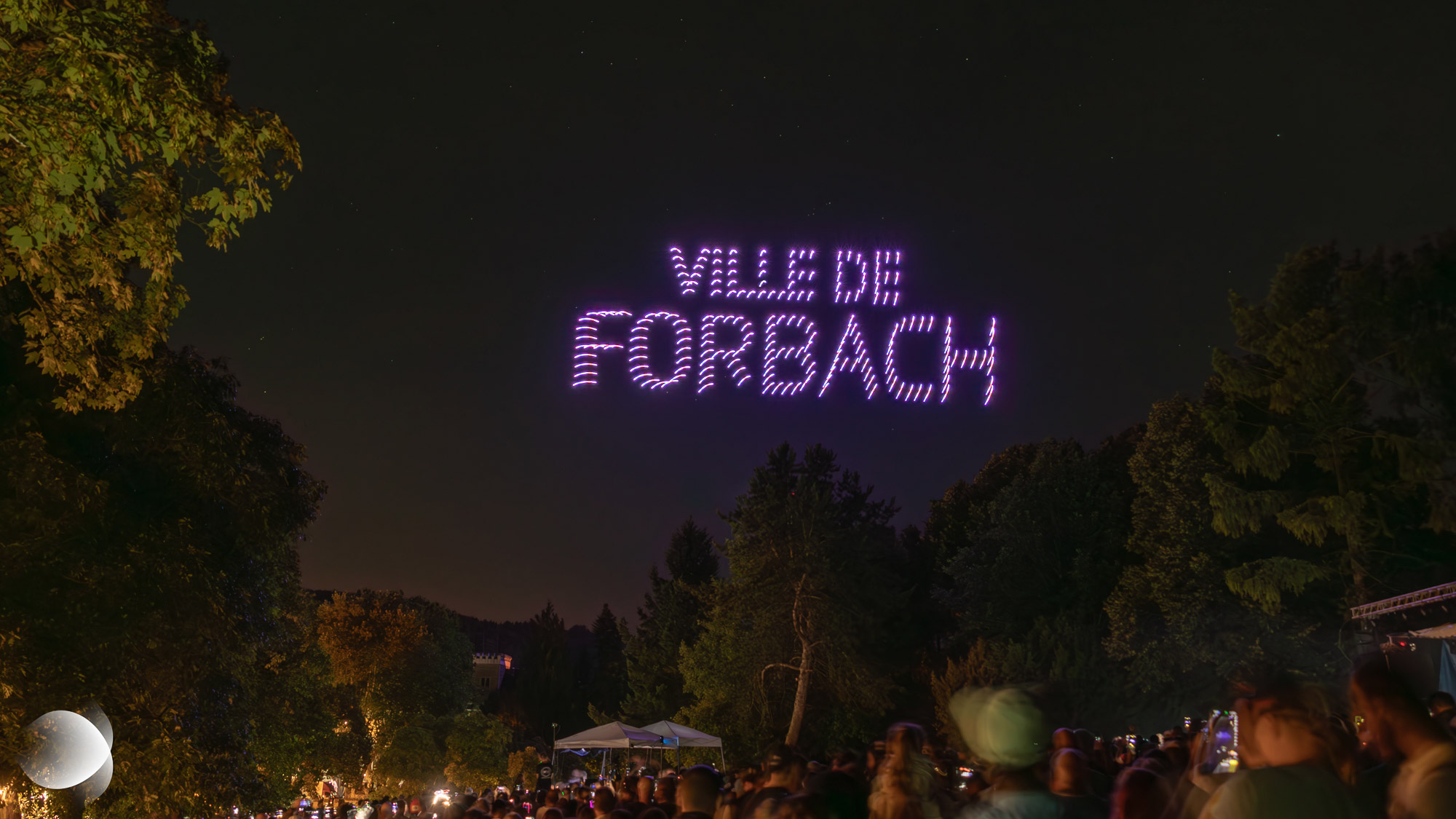 « Vent de Liberté » retrace l’histoire de la jeune République française et des valeurs nées à la suite du siècle des Lumières au travers une chorégrapgie de drones lumineux dans le ciel de Forach le 14 juillet 2025