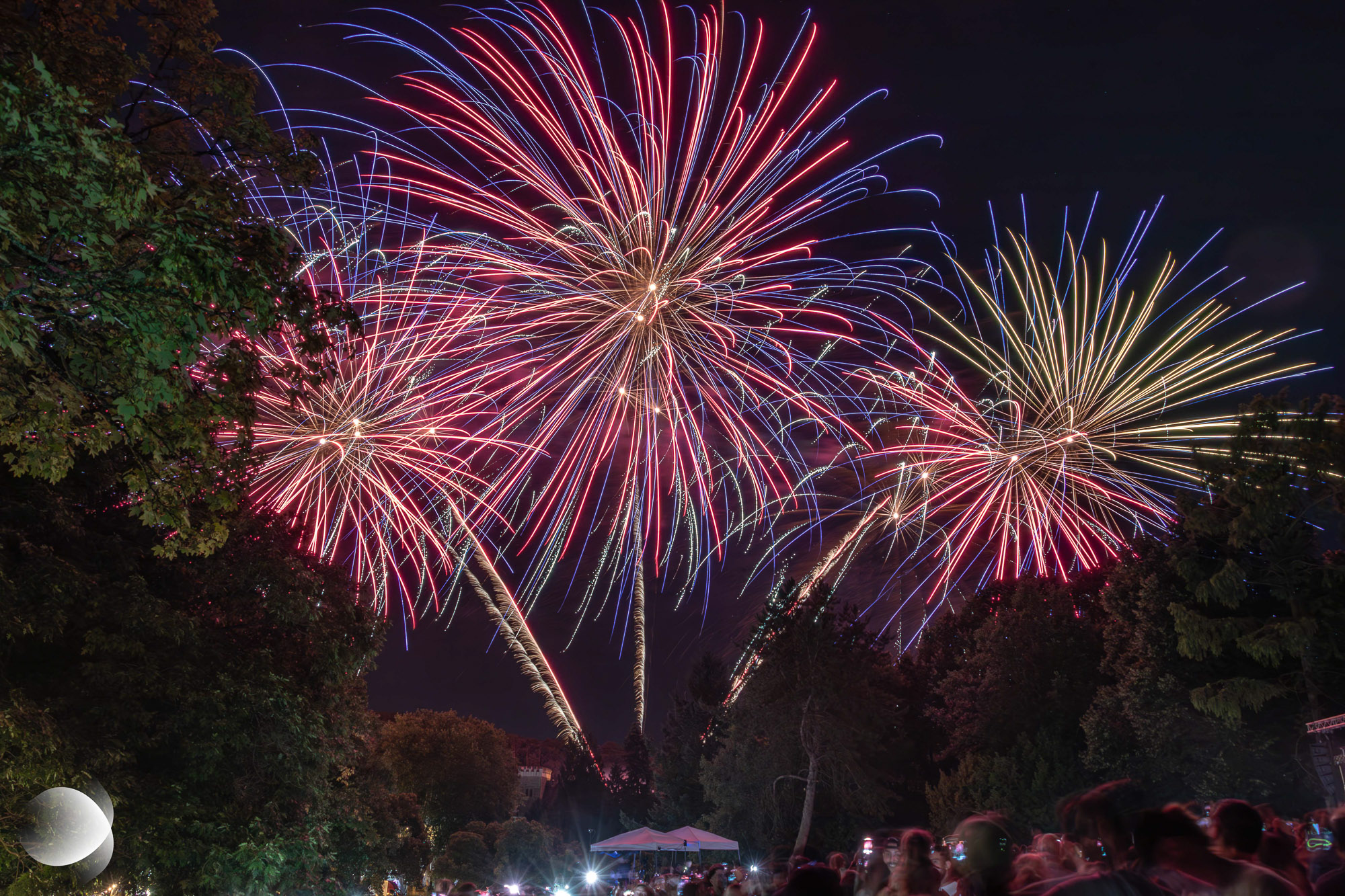 « Vent de Liberté » retrace l’histoire de la jeune République française et des valeurs nées à la suite du siècle des Lumières au travers une chorégrapgie de drones lumineux dans le ciel de Forach le 14 juillet 2025