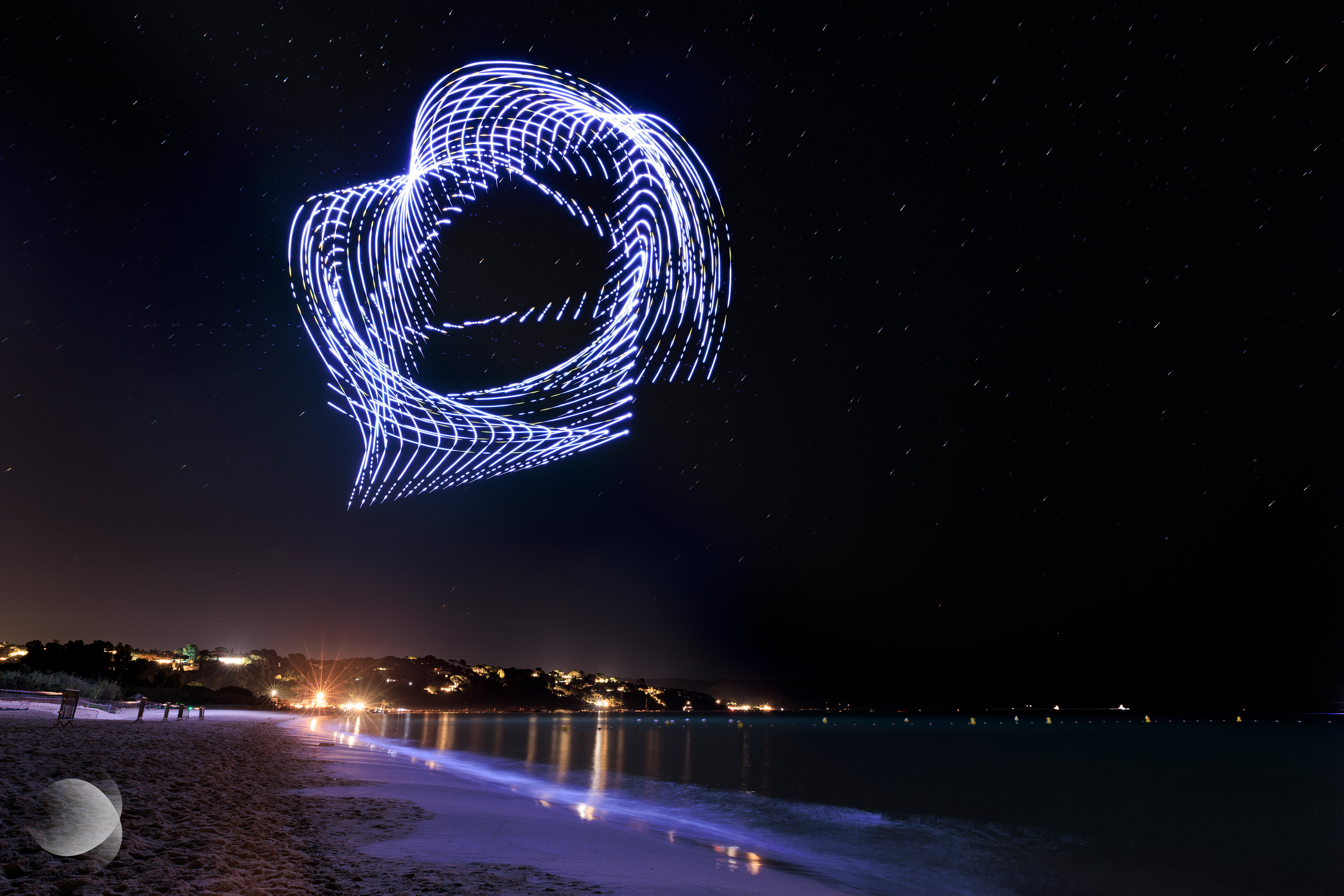 Drones formant une enveloppe en papier lors de la première scène du spectacle de drones pour le Département du Var à Cavalaire-sur-Mer
