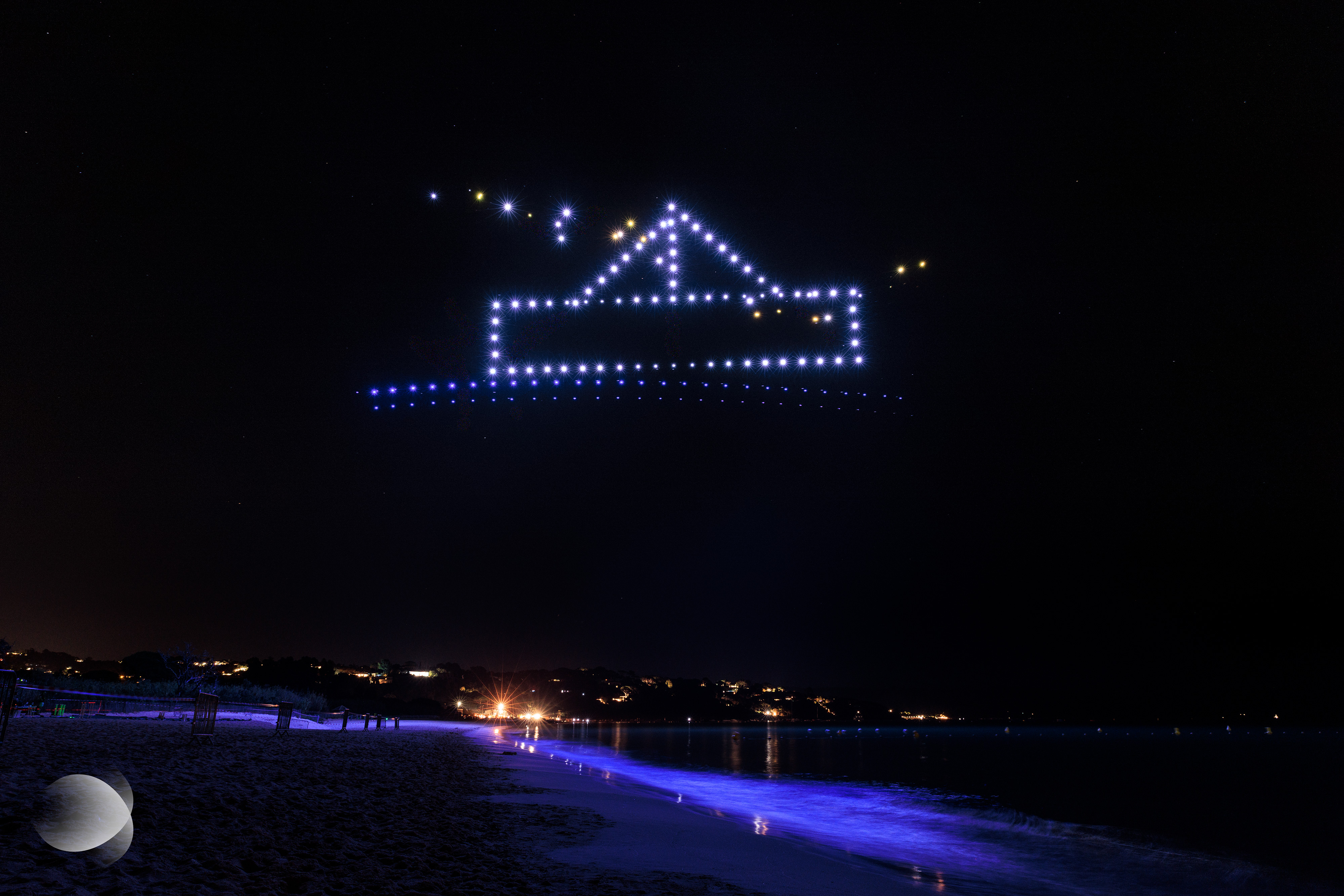 Drones formant un bateau en papier lors du spectacle de drones pour le Département du Var à Cavalaire-sur-Mer