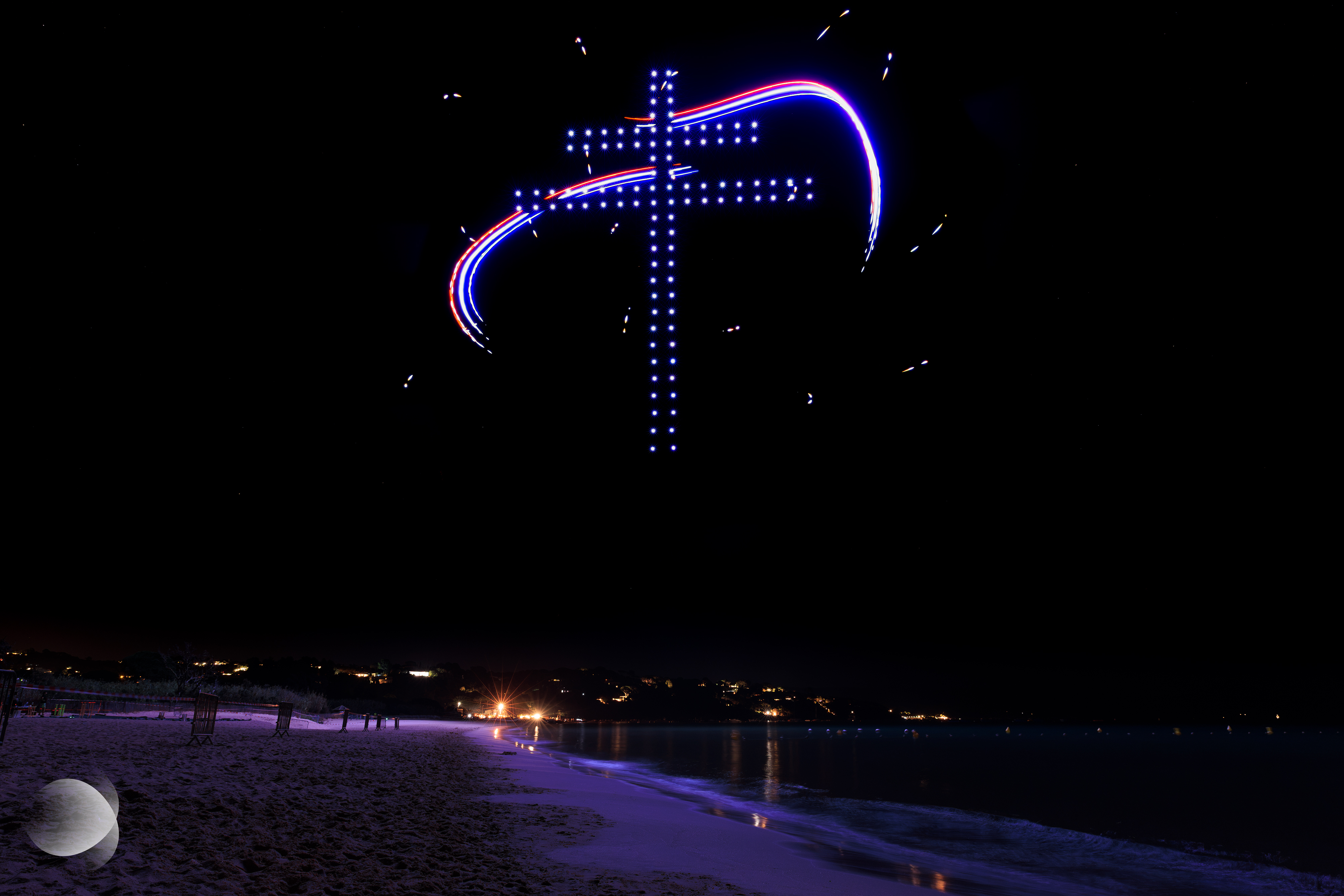 Croix du souvenir des cimetières militaires réalisées par les drones lors du spectacle de drones pour le Département du Var à Cavalaire-sur-Mer