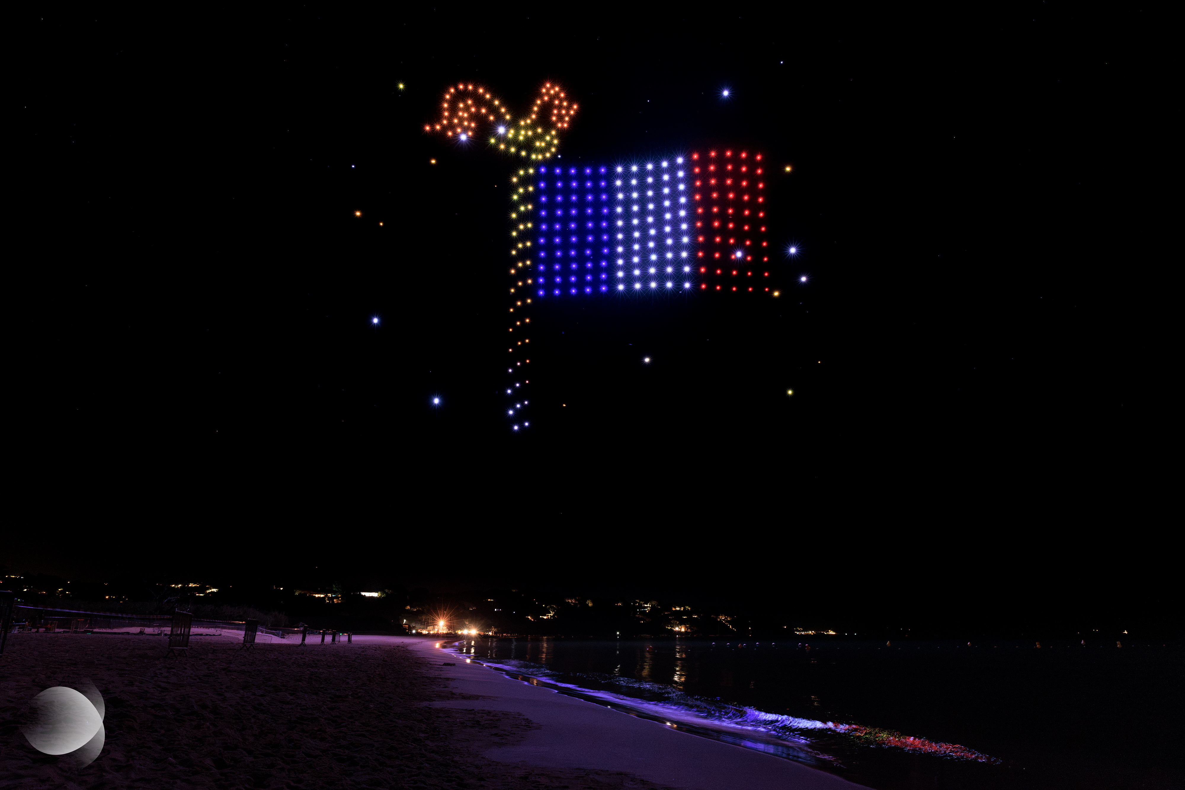 Drones formant un coq gaulois sur un mât de drapeau français lors du spectacle de drones pour le Département du Var à La Garde