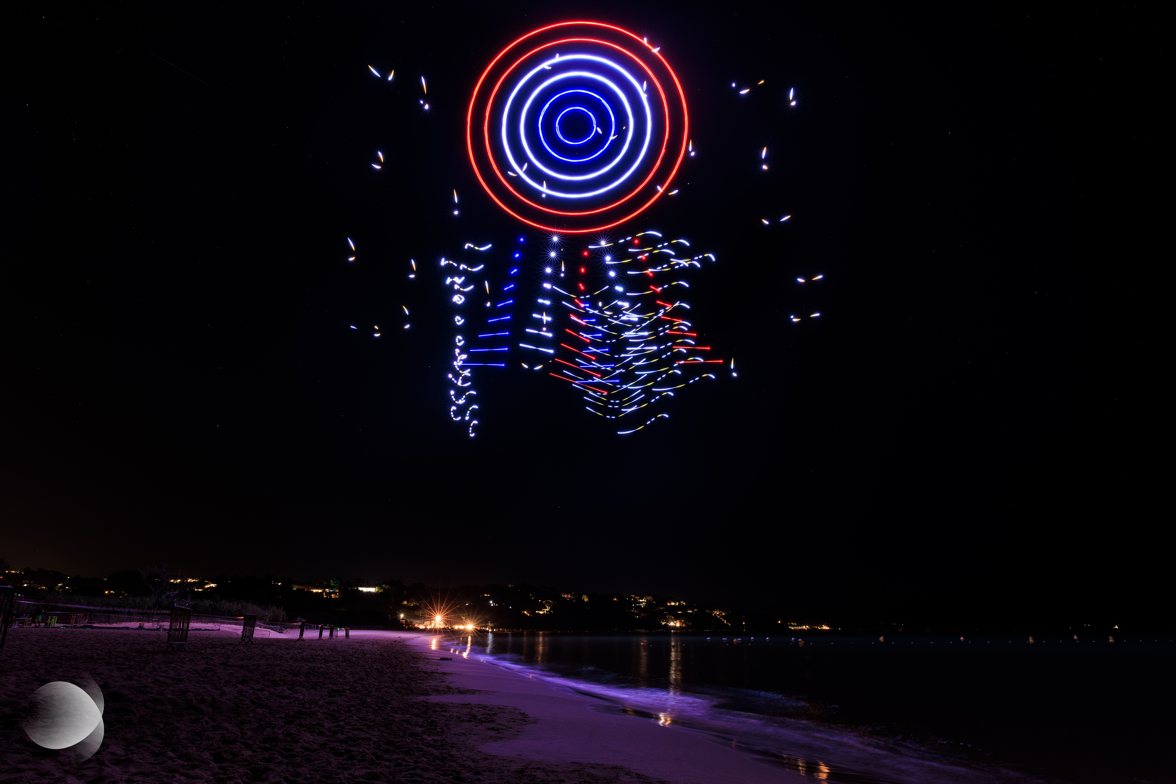Drones formant une cocarde républicaine à l'occasion du spectacle de drones pour le Département du Var à La Garde