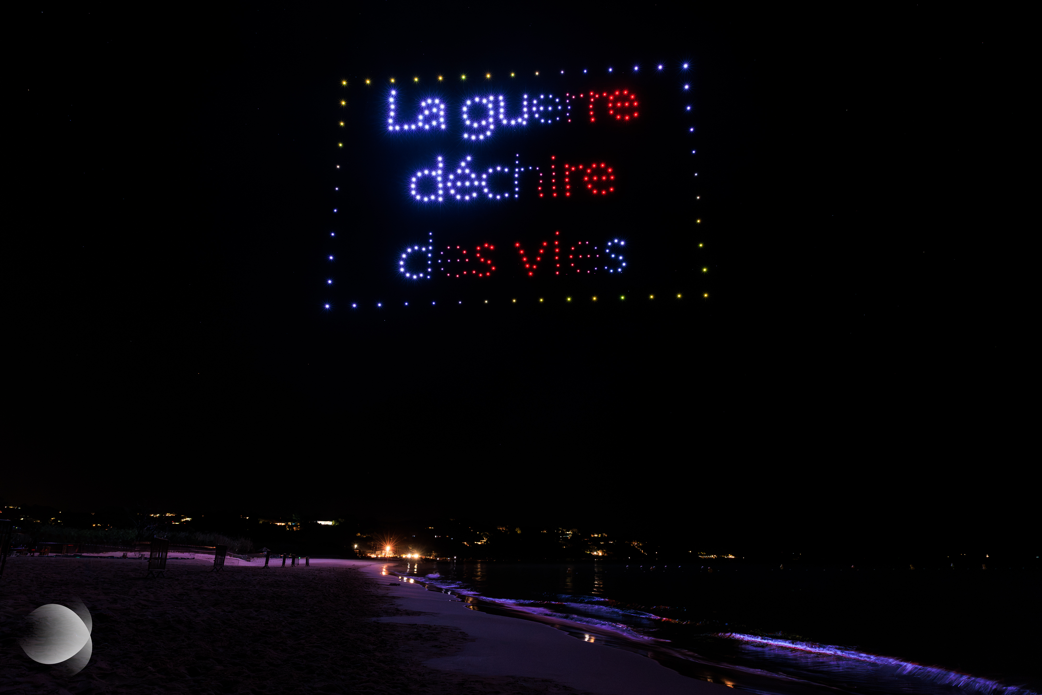 Drones formant le message « La guerre déchire des vies » à l'occasion du spectacle de drones pour le Département du Var à Saint-Maximin-la-Sainte-Baume