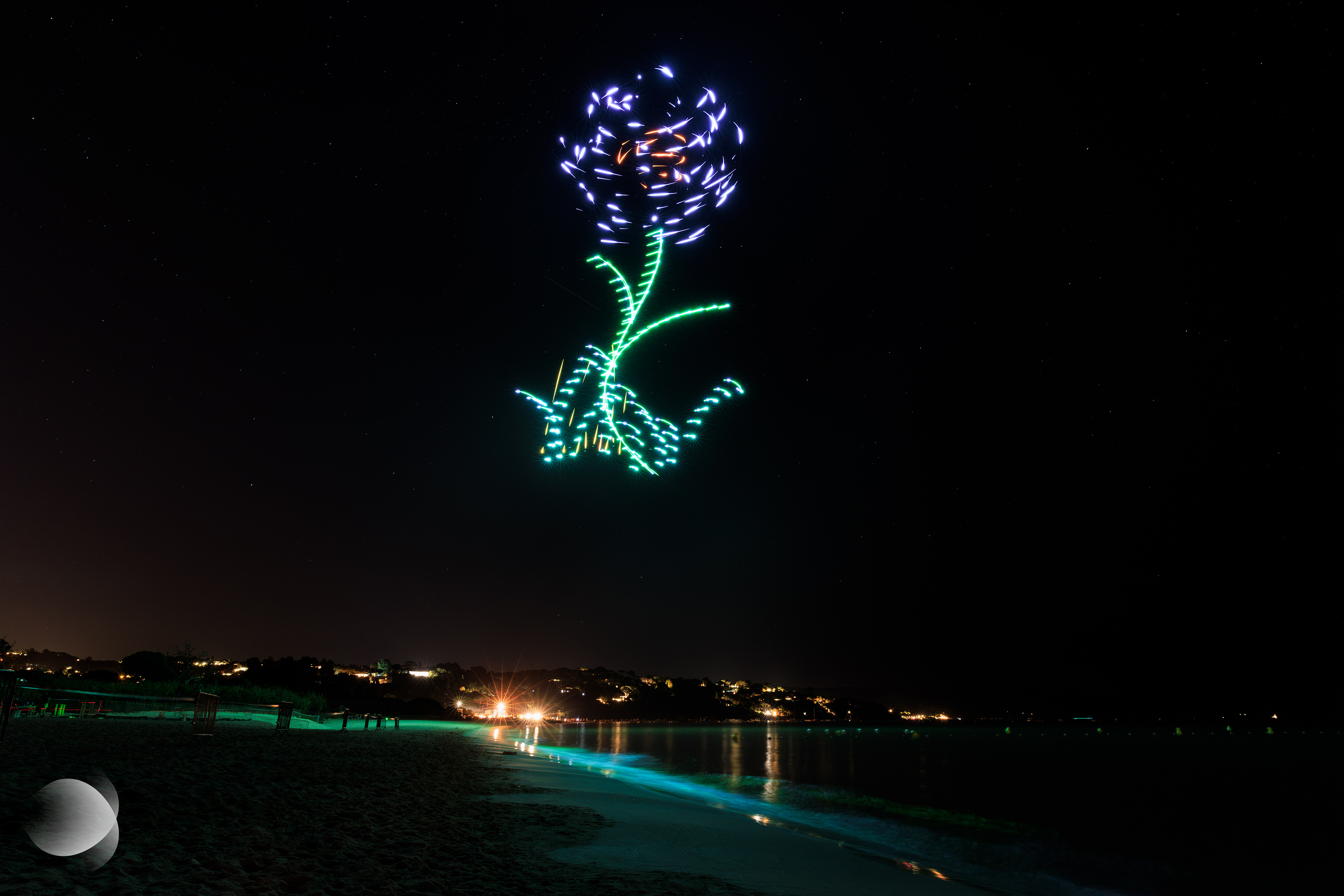 Drones formant un pissenlit à l'occasion du spectacle de drones pour le Département du Var à La Garde