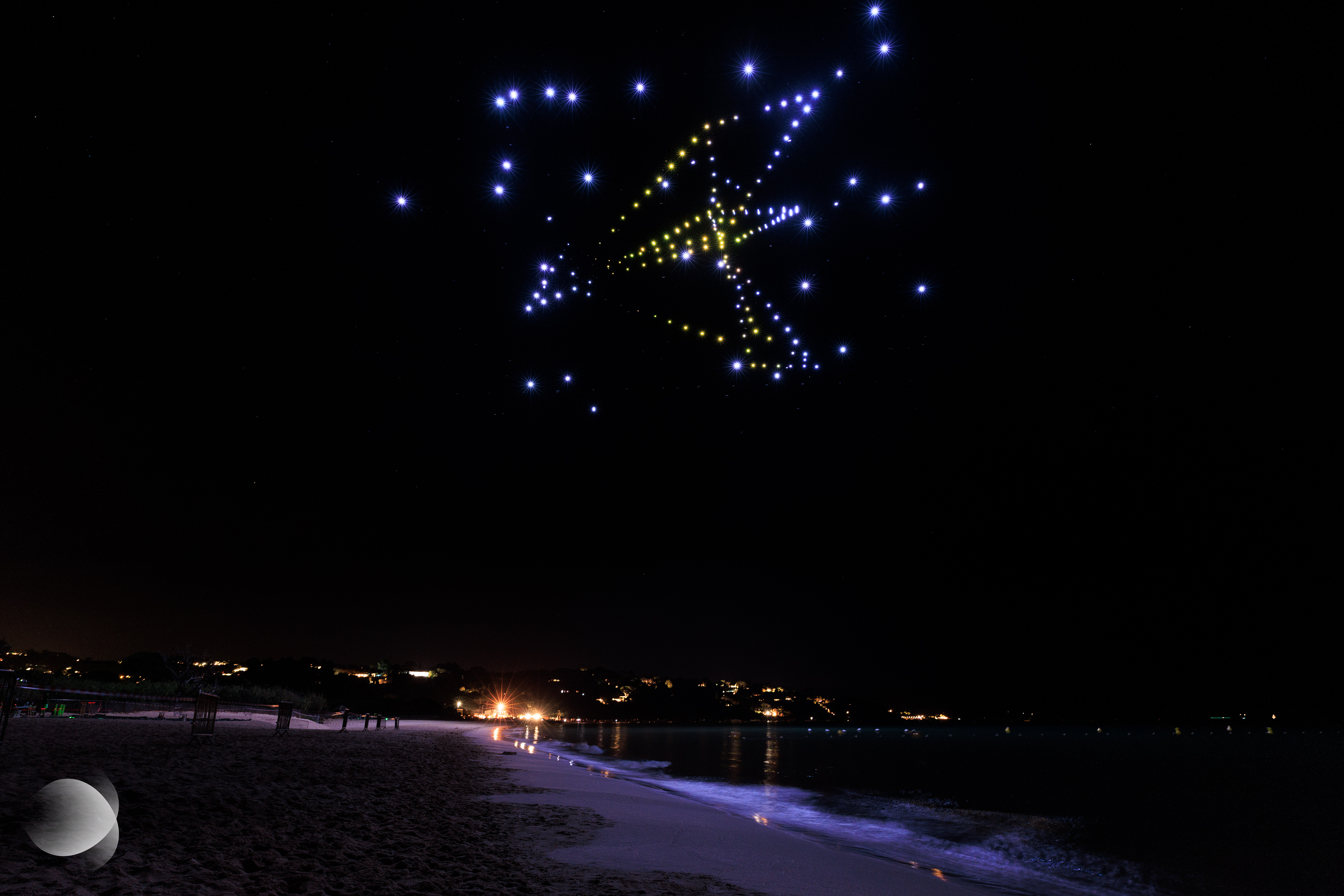 Les drones se regroupent pour former une colombe en papier à l'occasion du spectacle de drones pour le Département du Var à La Garde