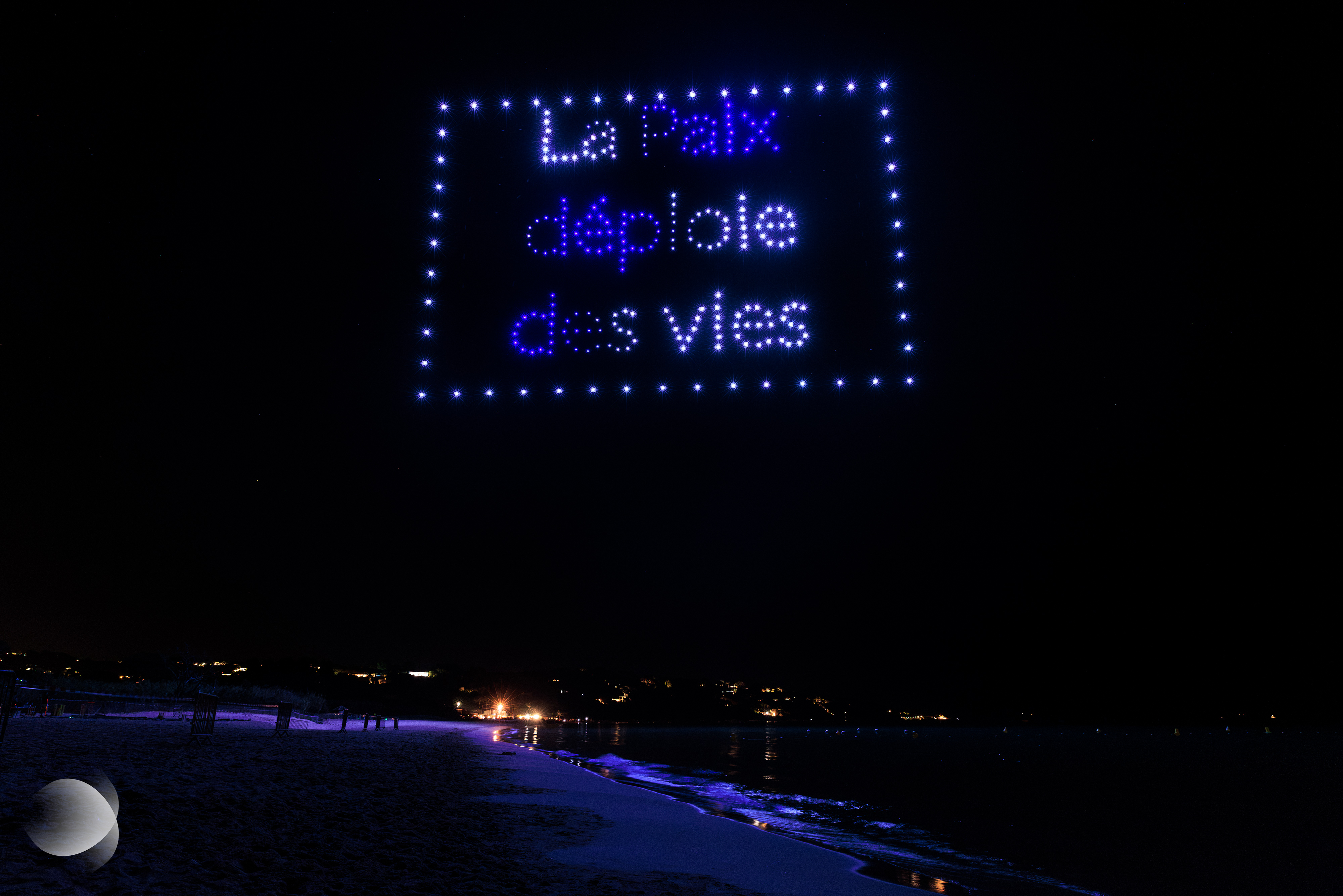 Drones formant le message « La paix déploie des vies » à l'occasion du spectacle de drones pour le Département du Var à Saint-Maximin-la-Sainte-Baume