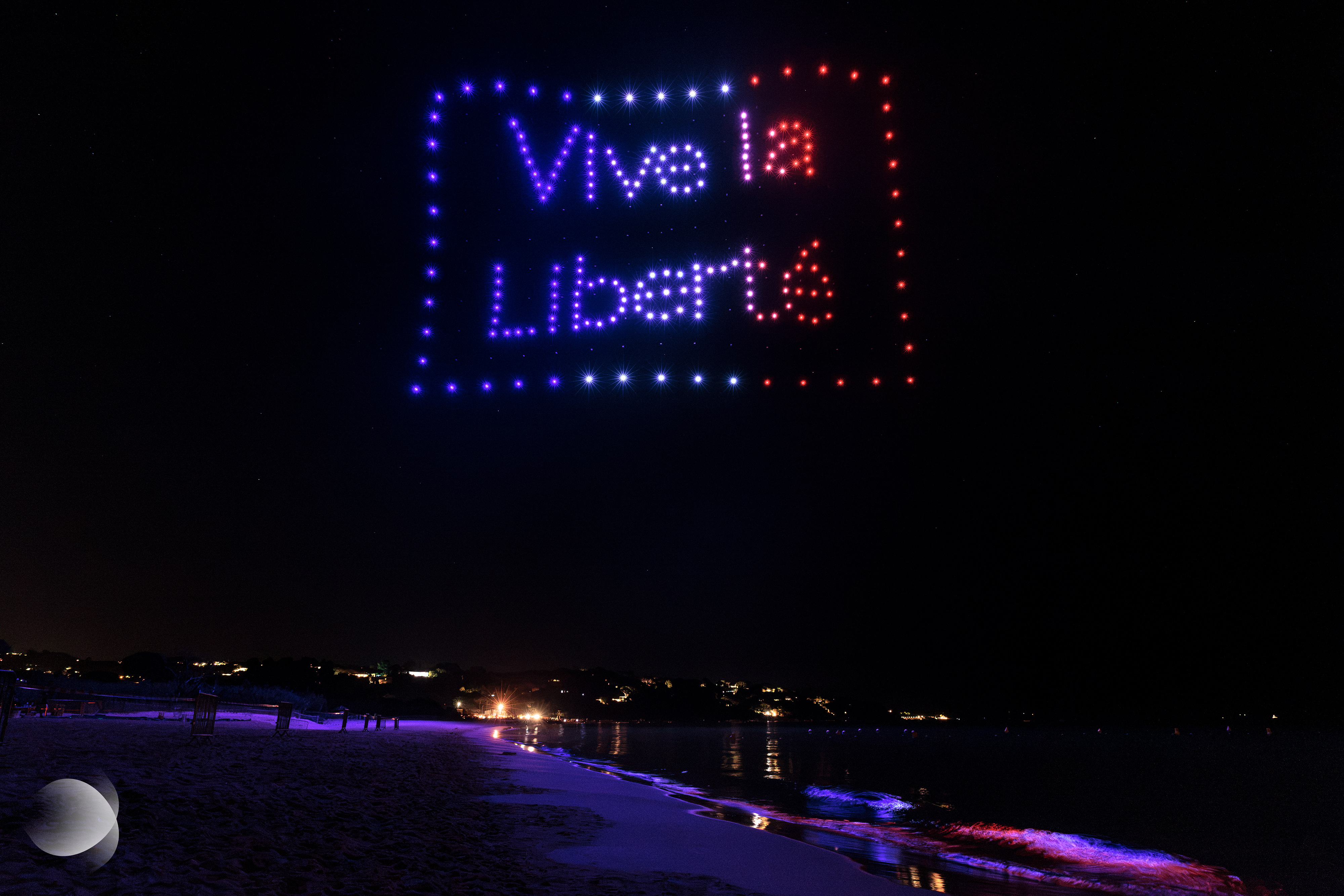 Drones formant le message « Vive la Liberté » à l'occasion du spectacle de drones pour le Département du Var à Saint-Maximin-la-Sainte-Baume