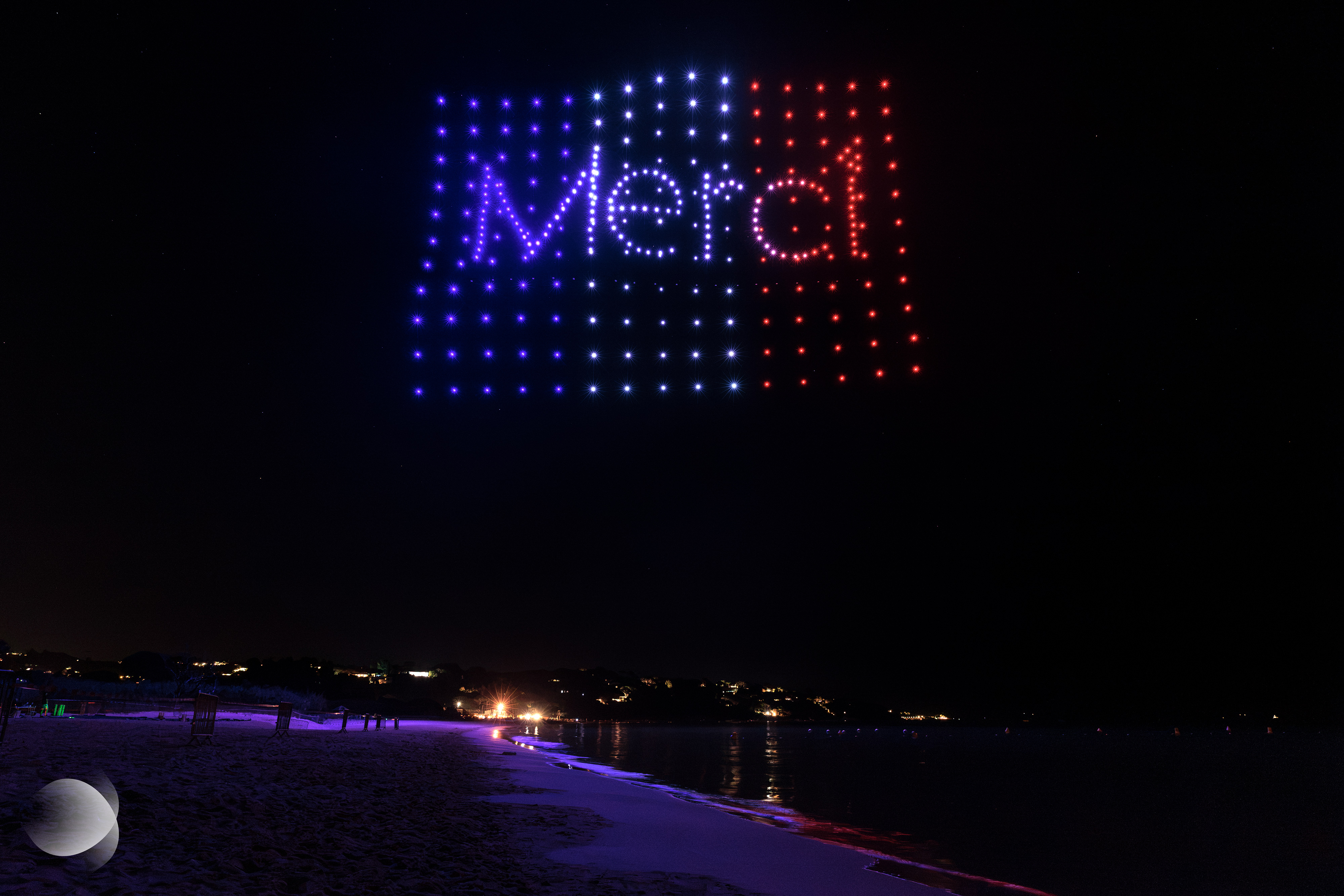 Drones formant un drapeau de la France avec le message "Merci" à l'occasion du spectacle de drones pour le Département du Var à Saint-Maximin-la-Sainte-Baume