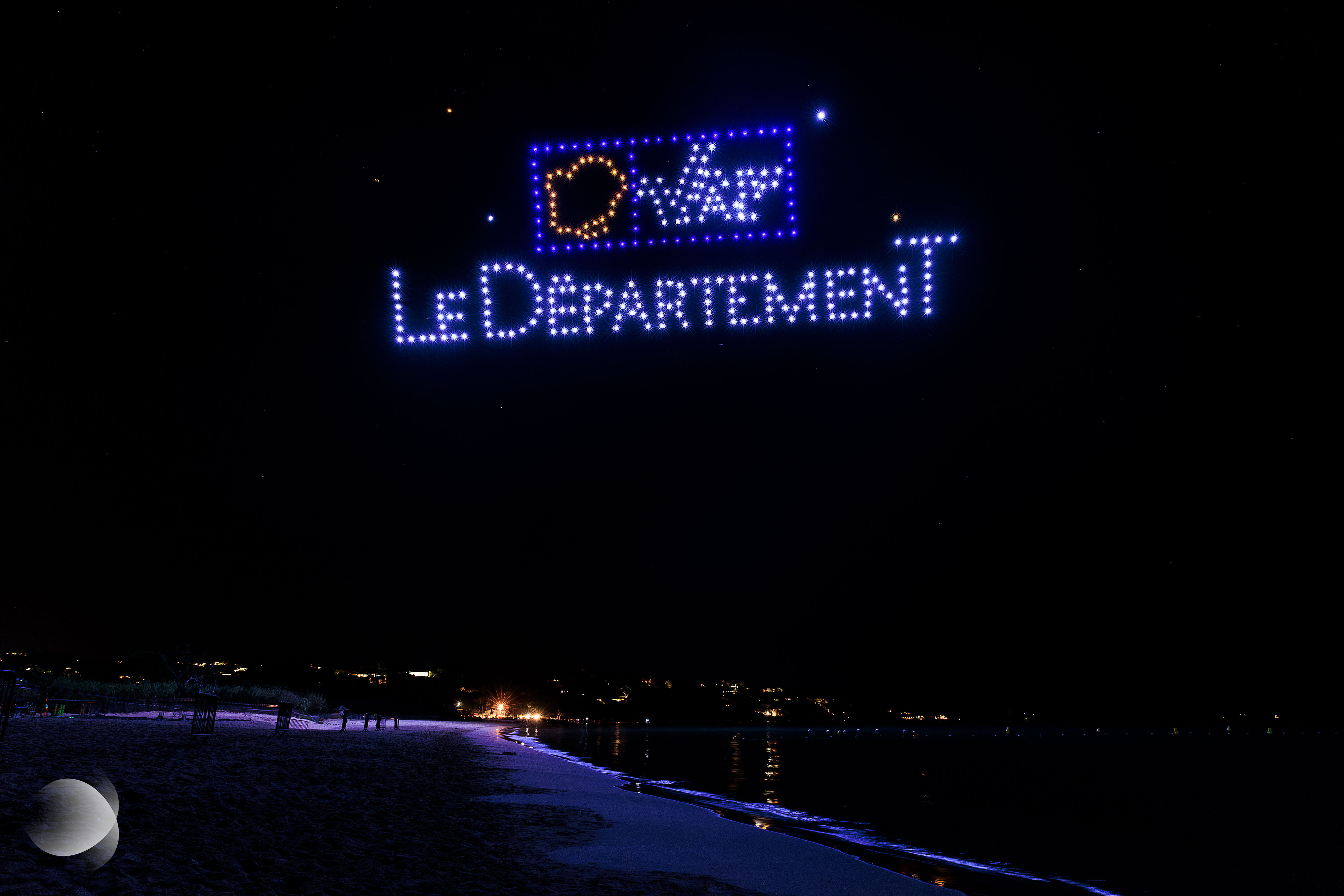 Drones formant le logo du Département du Var à l'occasion du spectacle de drones pour le Département du Var à Saint-Maximin-la-Sainte-Baume