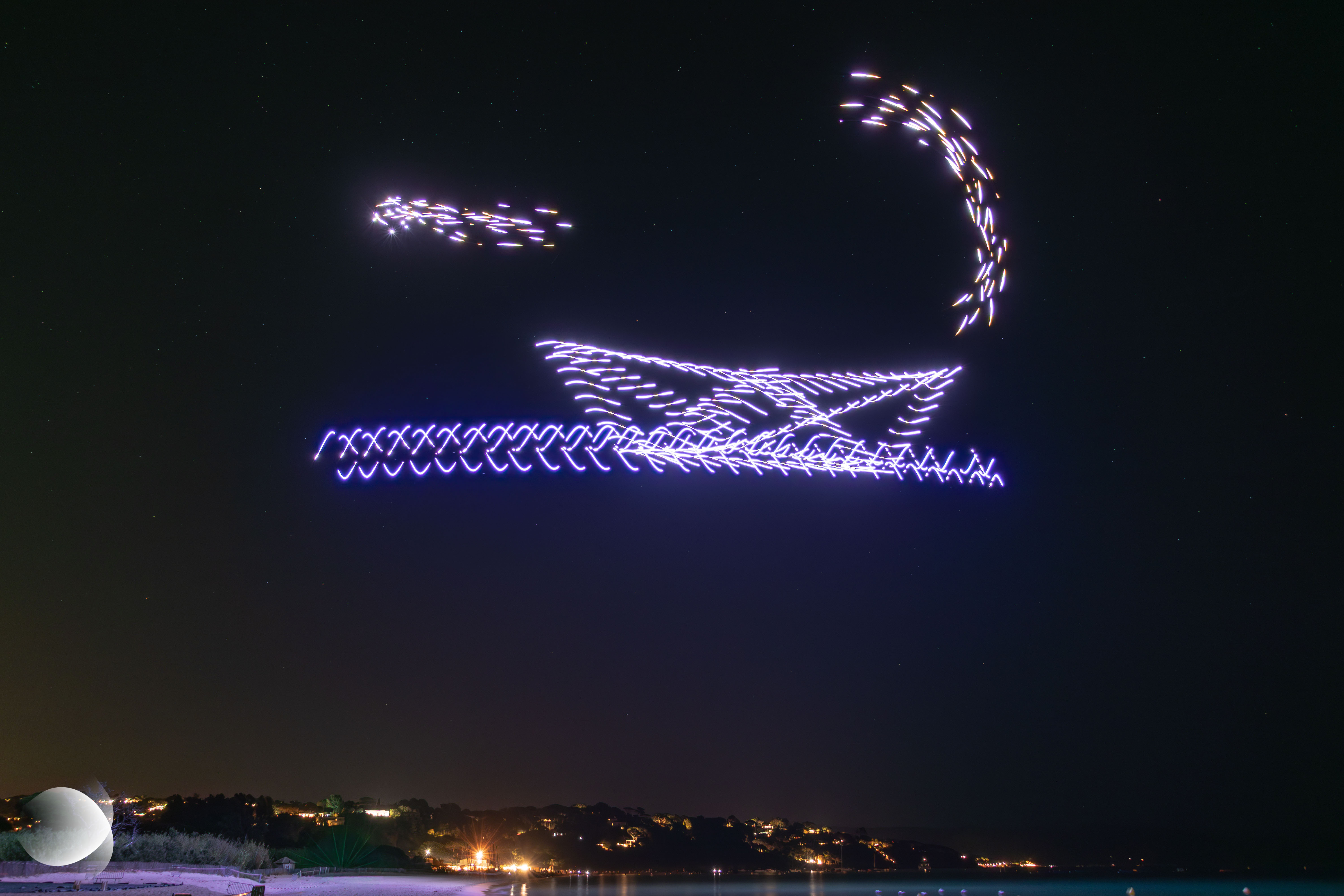 Spectacle de 300 drones sur le Débarquement de Provence, créé sur-mesure pour le Département du Var et présenté dans trois villes par Diffuse.
