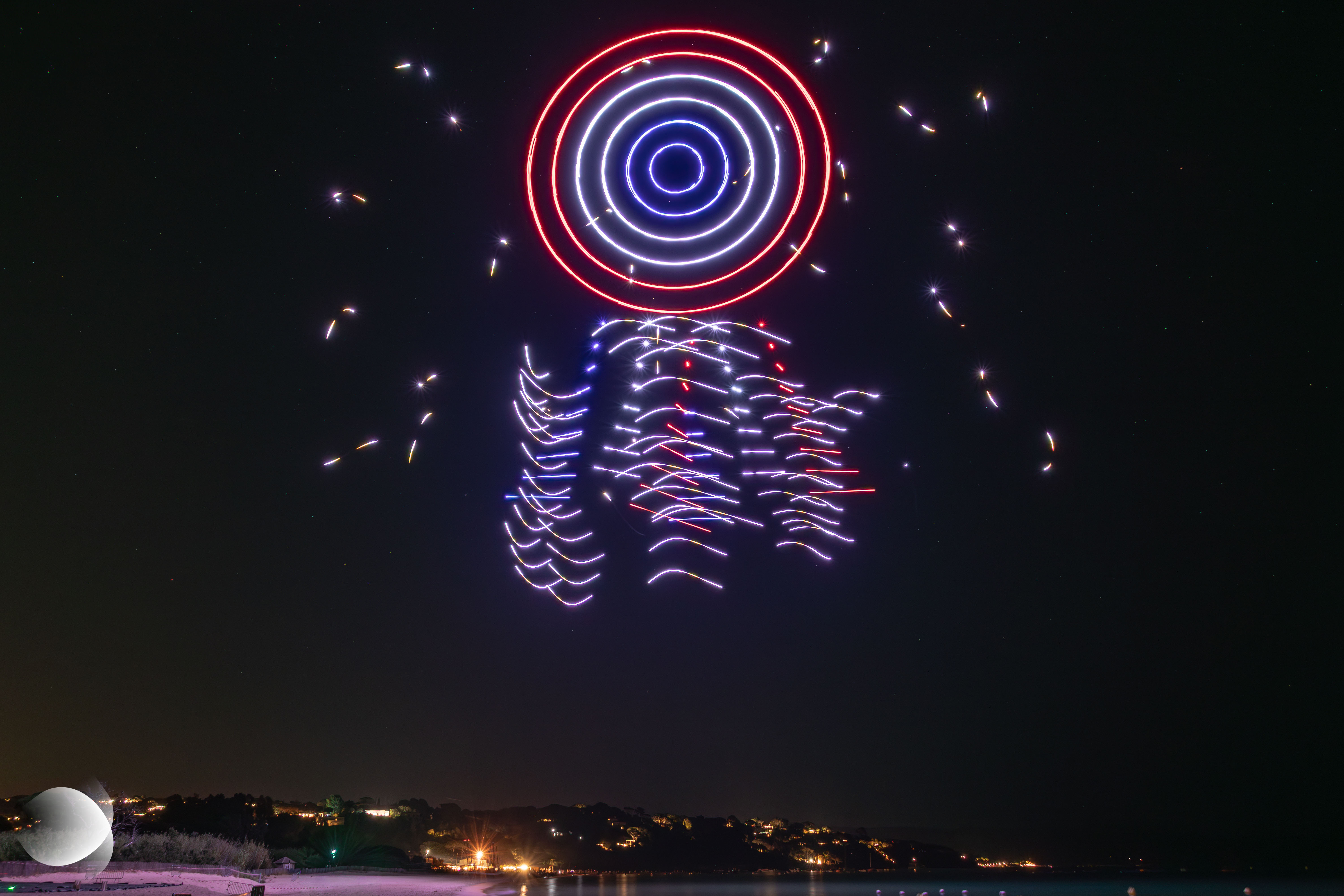 Drones formant une cocarde républicaine à l'occasion du spectacle de drones pour le Département du Var à La Garde