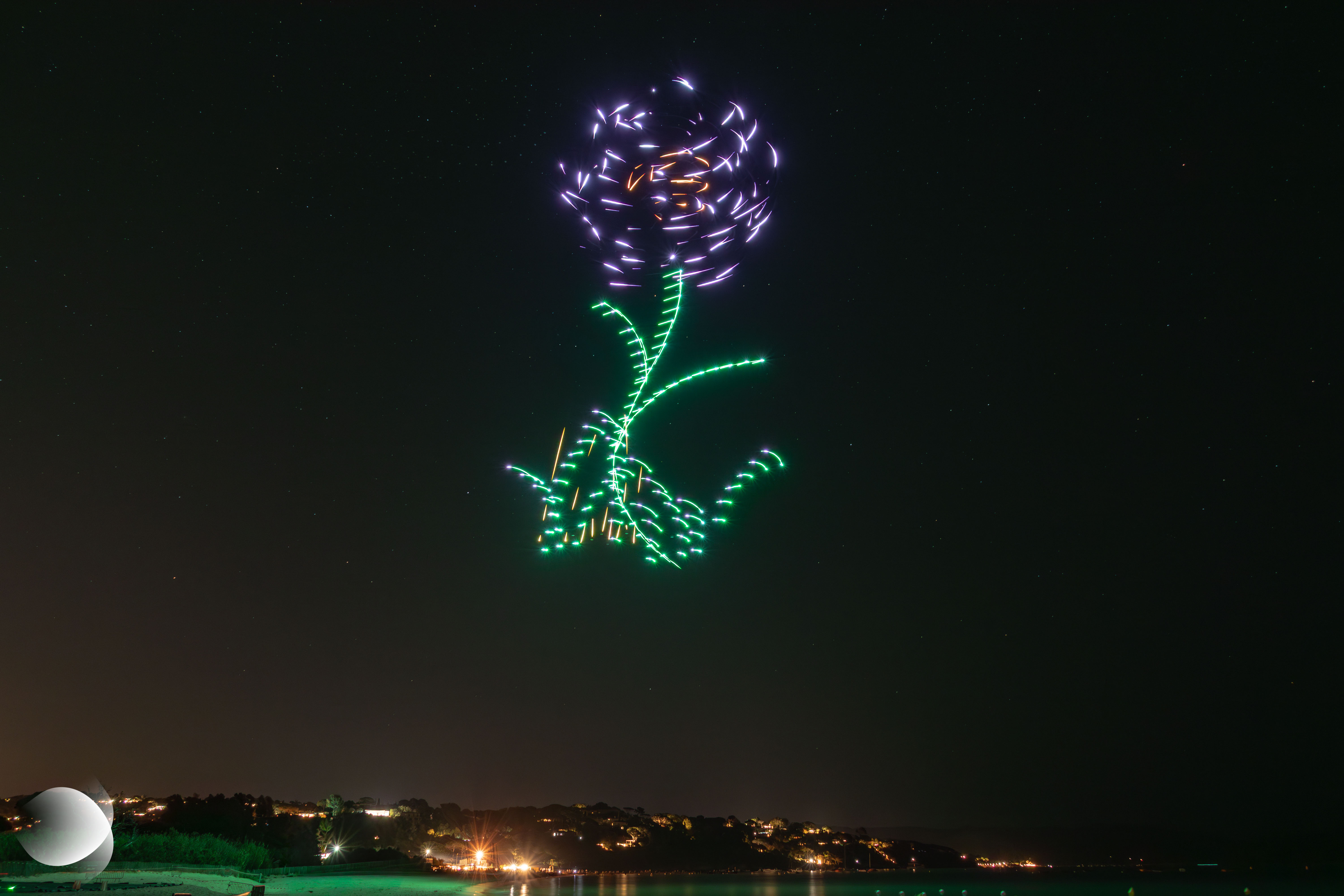 Drones formant un pissenlit à l'occasion du spectacle de drones pour le Département du Var à La Garde