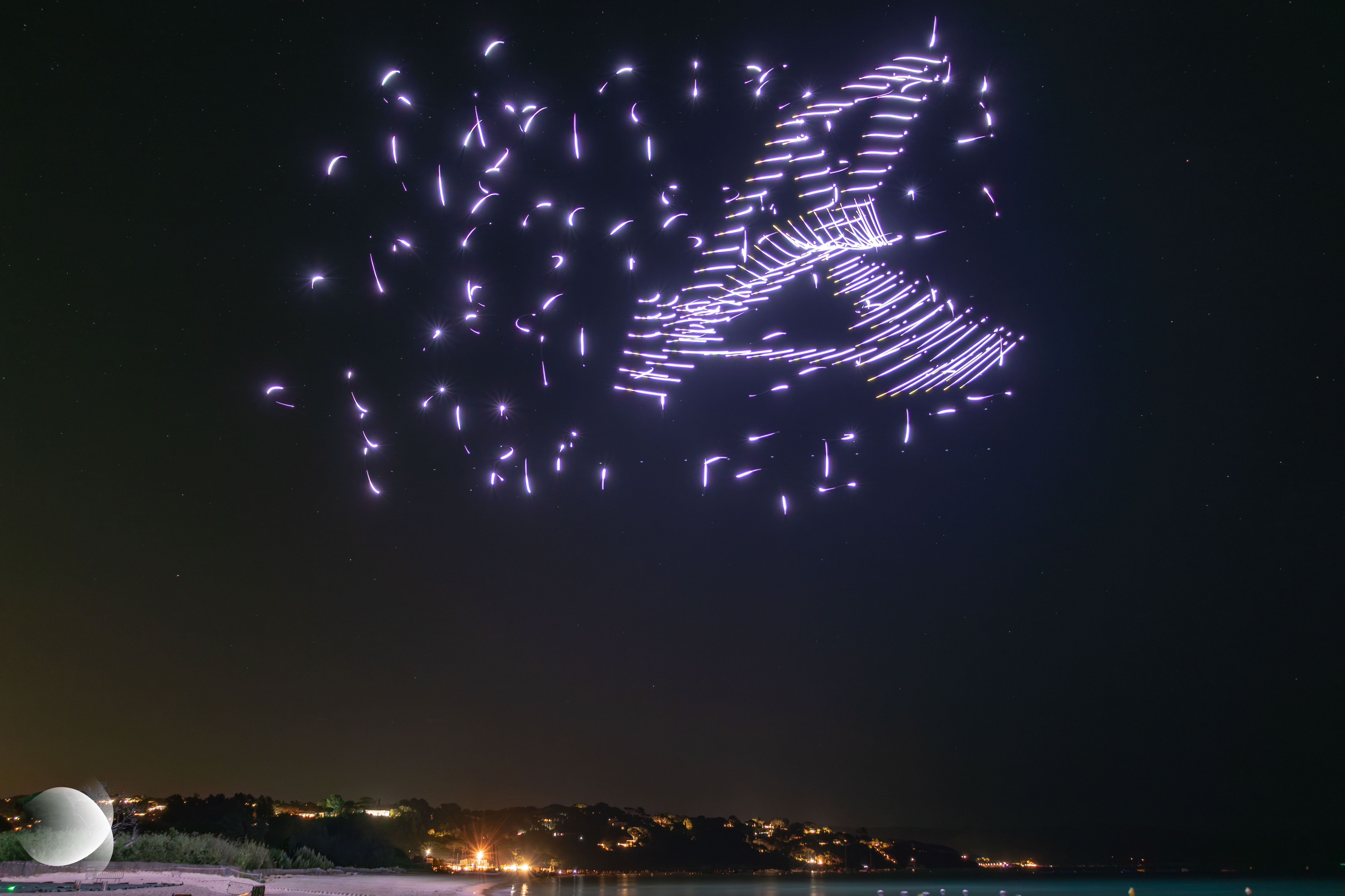 Les drones se regroupent pour former une colombe en papier à l'occasion du spectacle de drones pour le Département du Var à La Garde