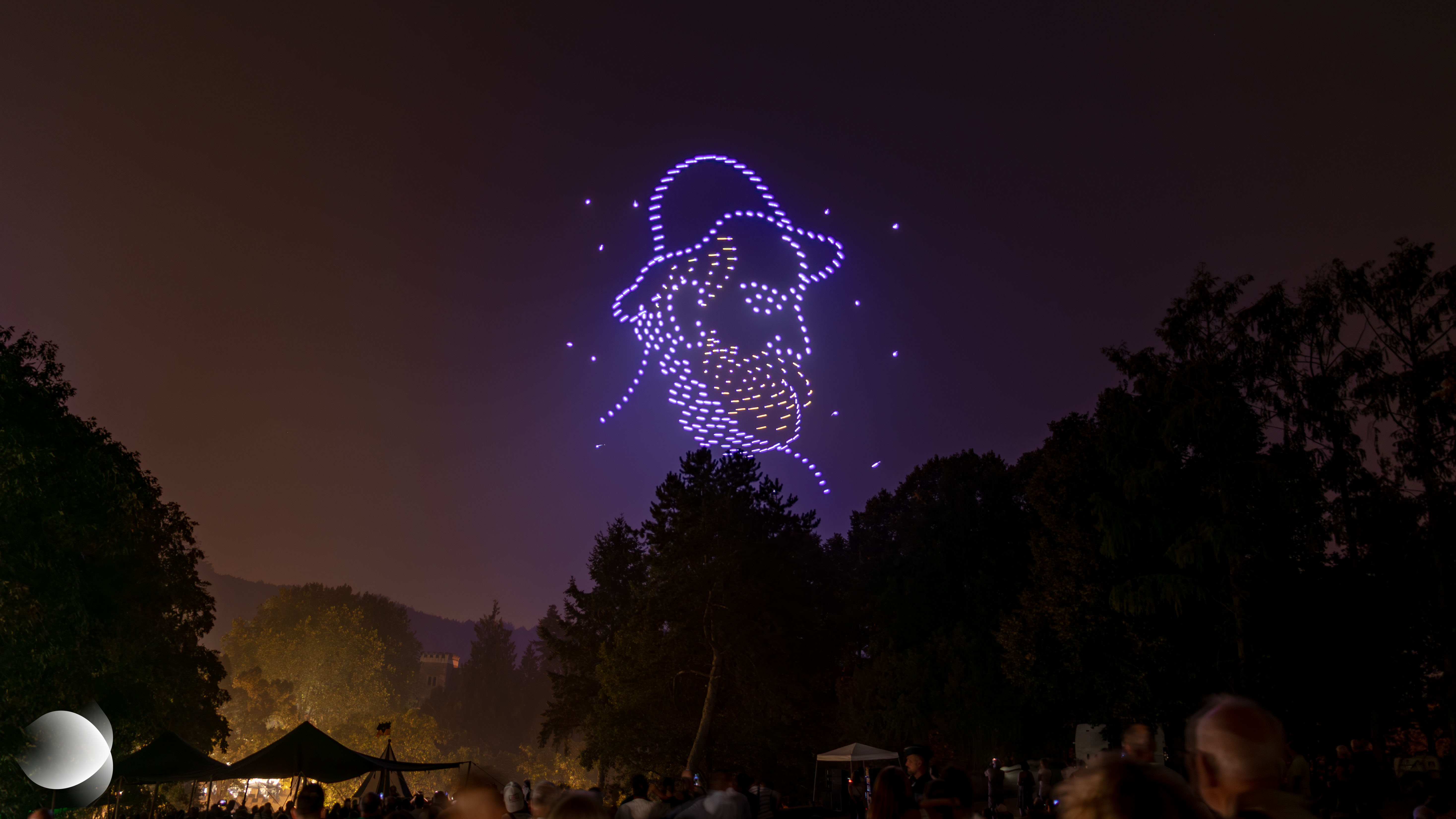 Spectacle de 300 drones lumineux à Forbach lors de la Fête Médiévale du 15 août 2026, retraçant l’histoire de Johann Fischart à travers une création sur mesure signée Diffuse.