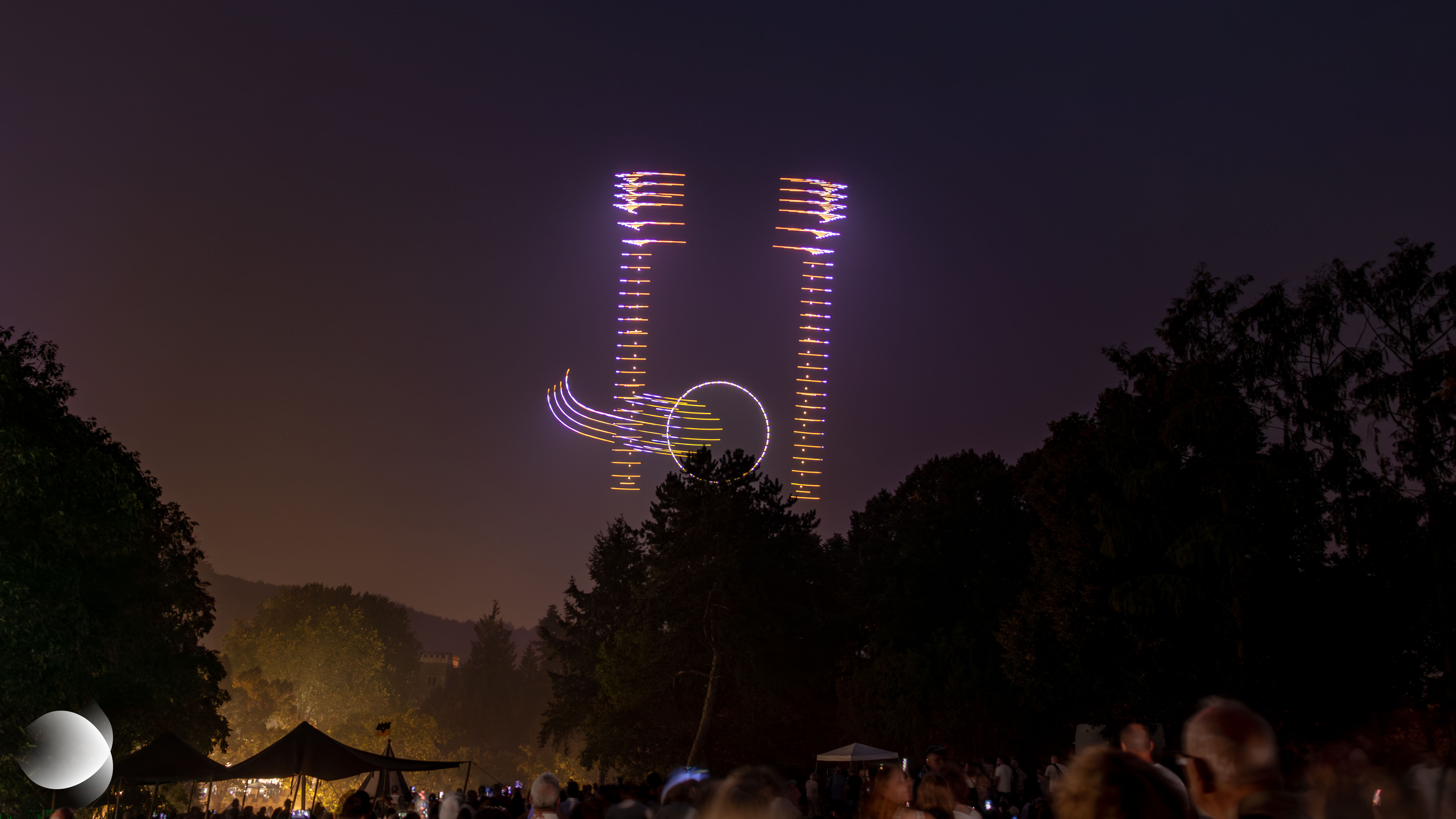 Représentation de la tour du Schlossberg de Forbach dessinée dans le ciel nocturne par des drones lumineux lors du spectacle « Johann Fischart, l’Humaniste », le 15 août 2026.