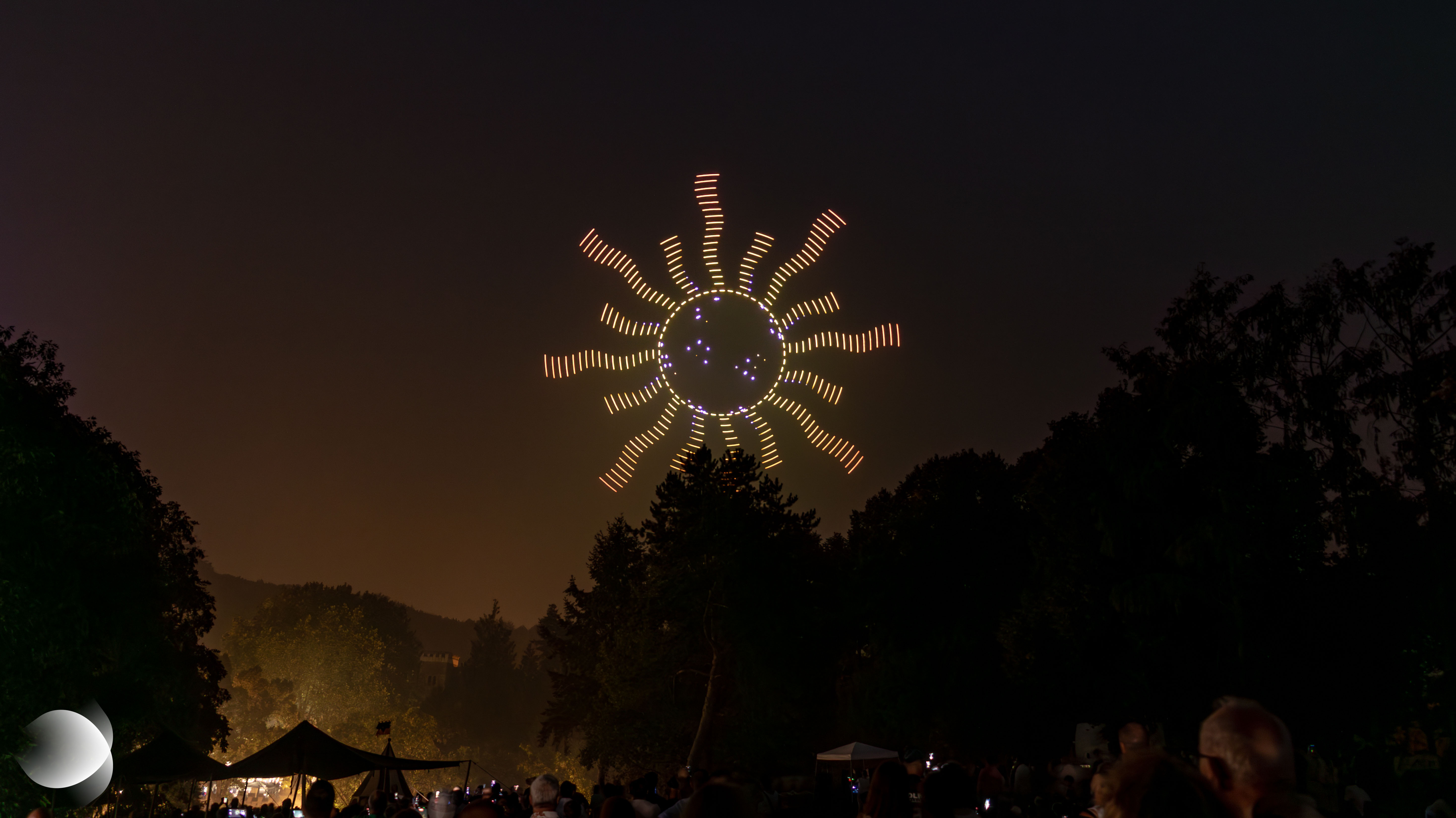 Soleil lumineux dessiné dans le ciel nocturne par des drones lors du spectacle « Johann Fischart, l’Humaniste » à Forbach, le 15 août 2026.