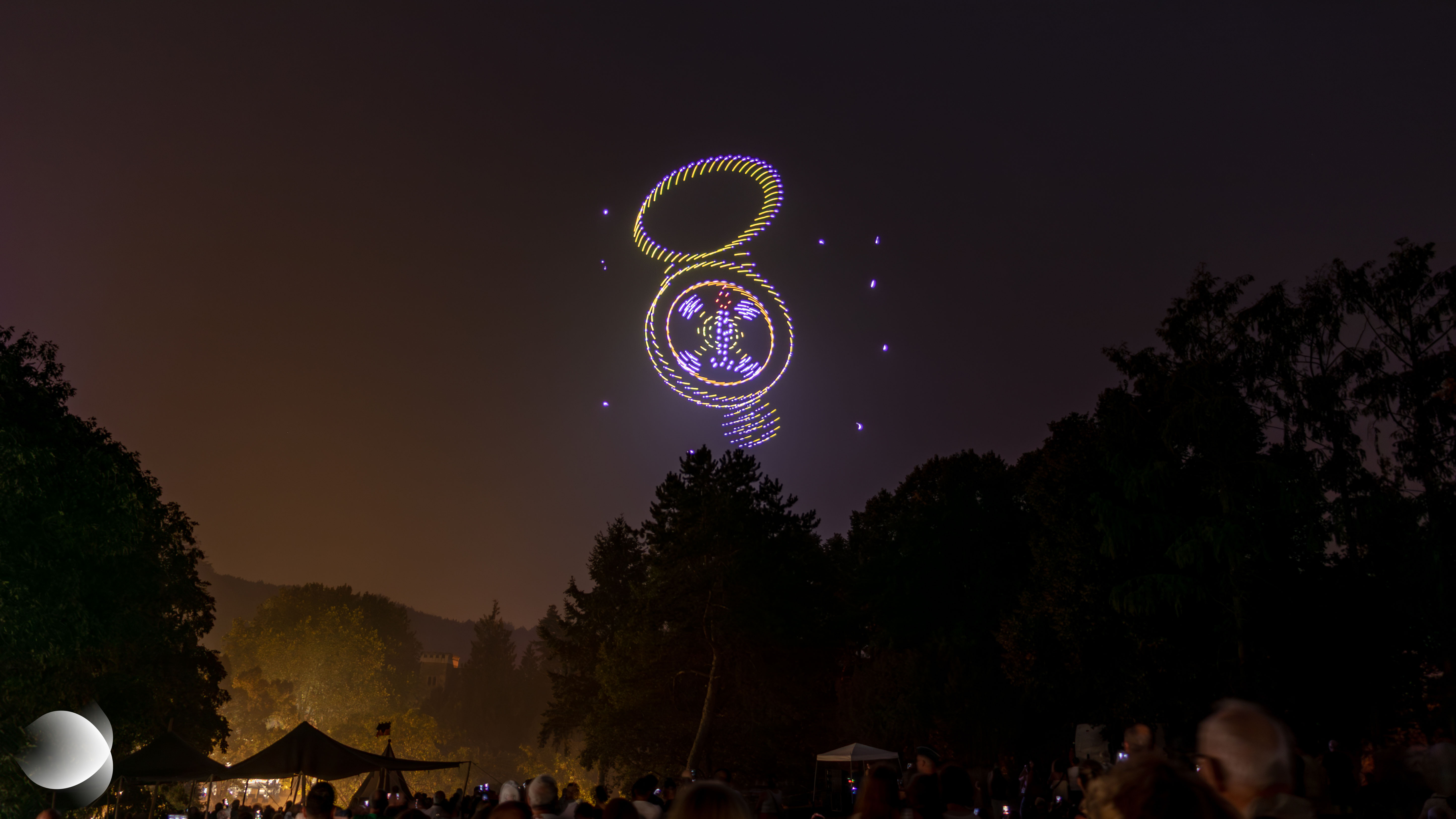 Boussole lumineuse dessinée dans le ciel nocturne par des drones lors du spectacle « Johann Fischart, l’Humaniste » à Forbach, le 15 août 2026.