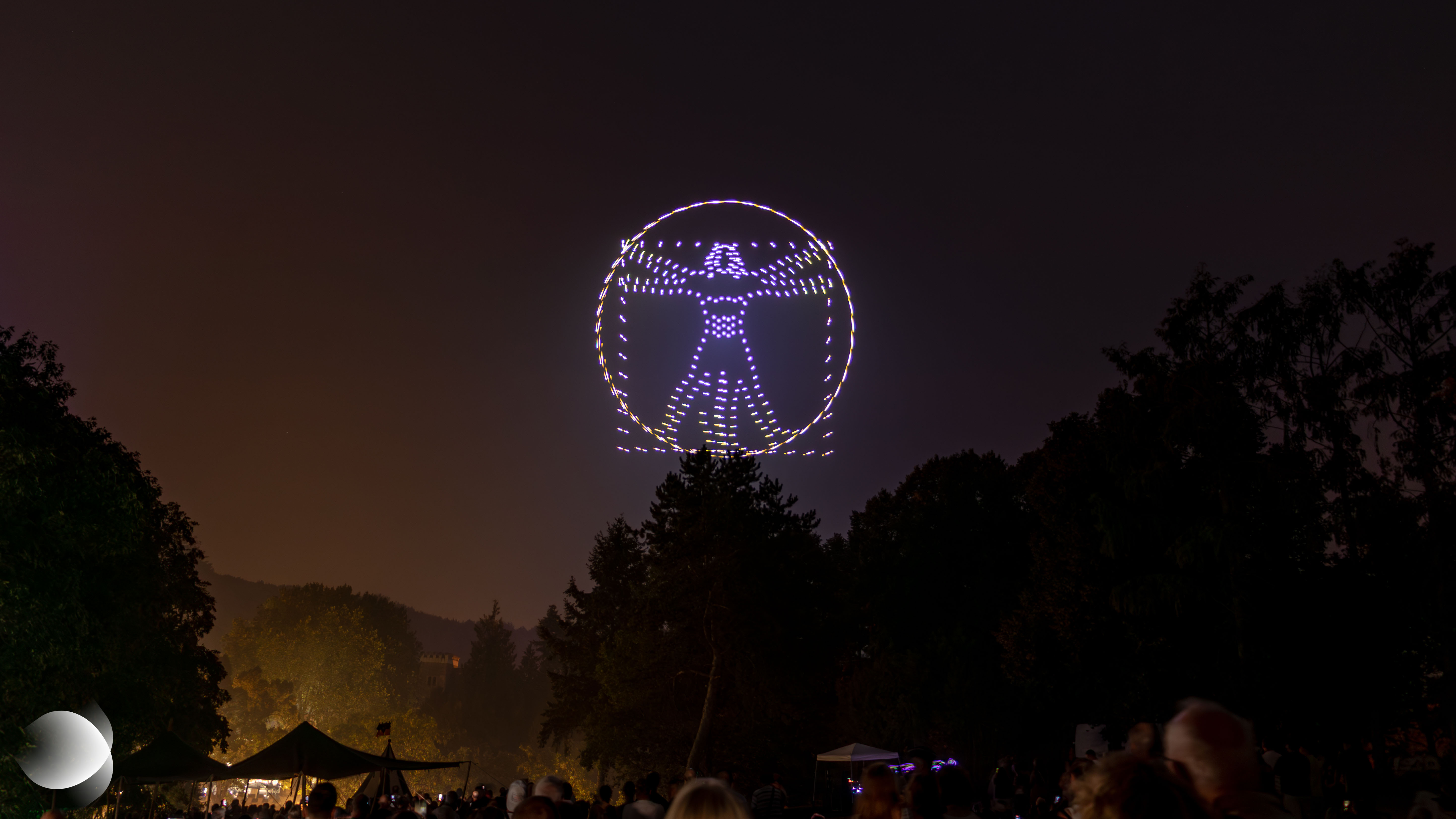 Représentation de l’Homme de Vitruve de Léonard de Vinci dessinée dans le ciel nocturne par des drones lumineux lors du spectacle « Johann Fischart, l’Humaniste » à Forbach, le 15 août 2026.