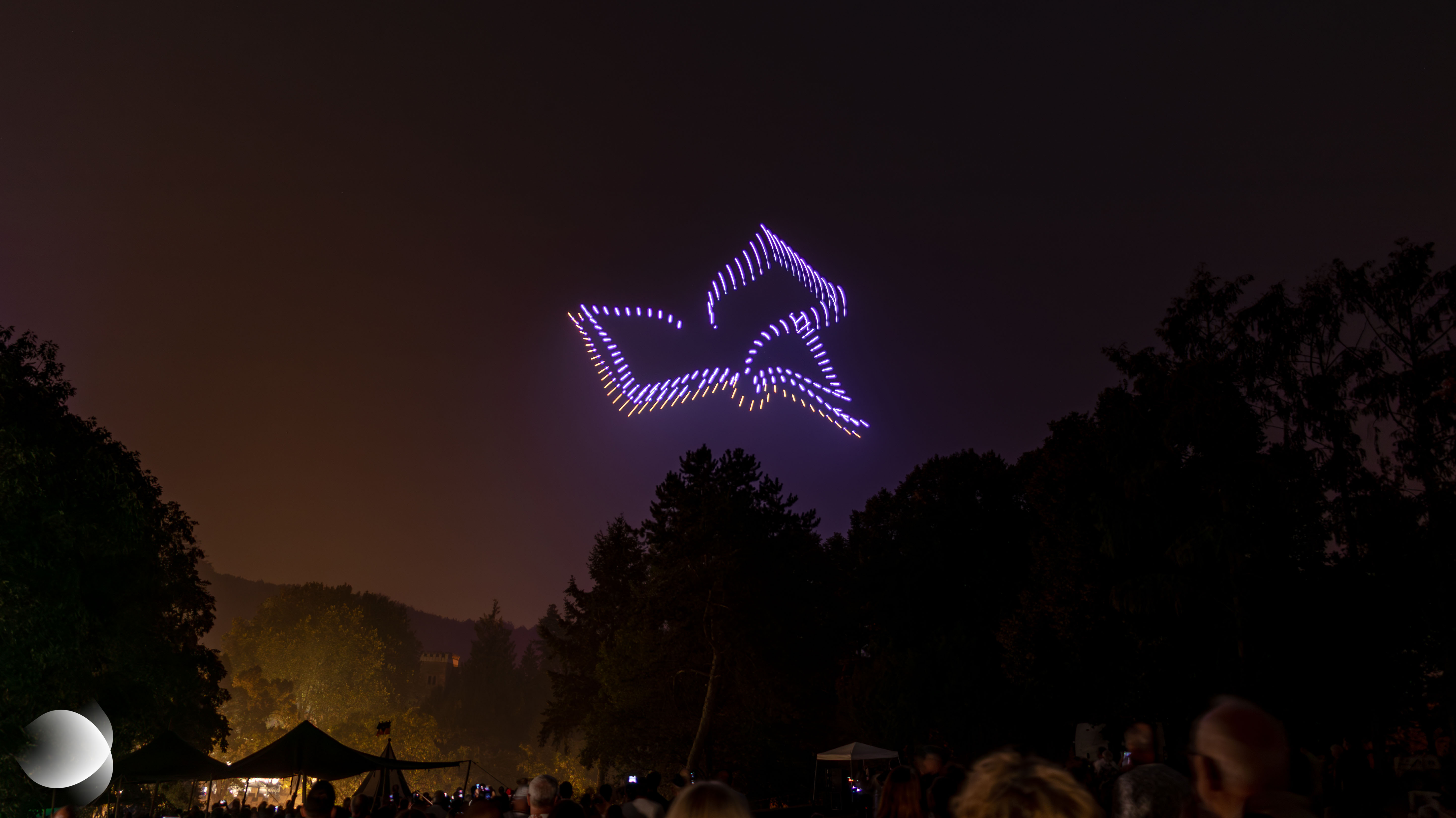 Livre ouvert représenté dans le ciel nocturne par des drones lumineux lors du spectacle « Johann Fischart, l’Humaniste » à Forbach, le 15 août 2026.