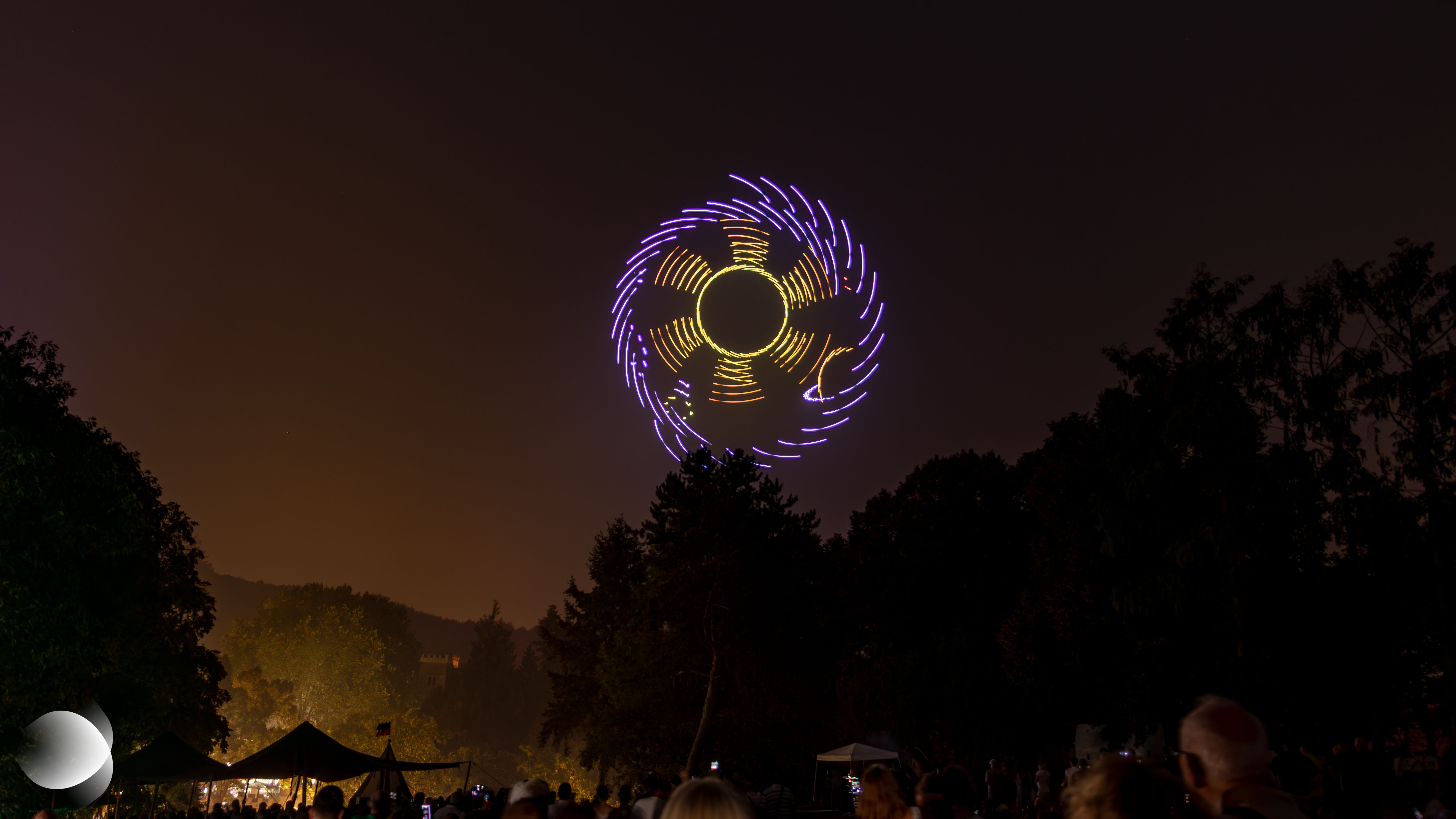 Soleil se dessinant progressivement dans le ciel nocturne grâce aux drones lumineux lors du spectacle « Johann Fischart, l’Humaniste » à Forbach, le 15 août 2026.