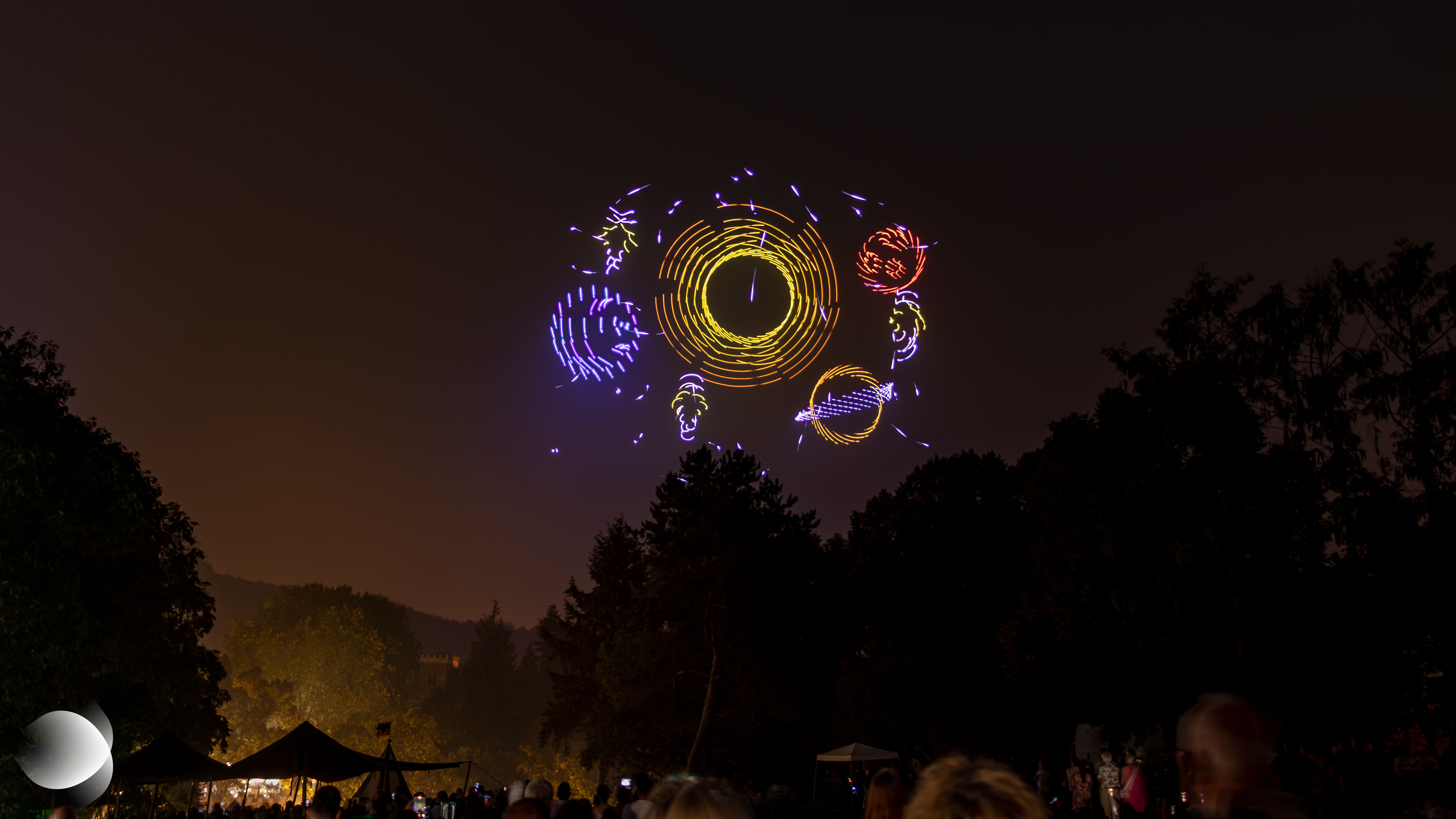 Représentation du système solaire avec les planètes gravitant autour du Soleil, dessinée dans le ciel nocturne par des drones lumineux lors du spectacle « Johann Fischart, l’Humaniste » à Forbach, le 15 août 2026.