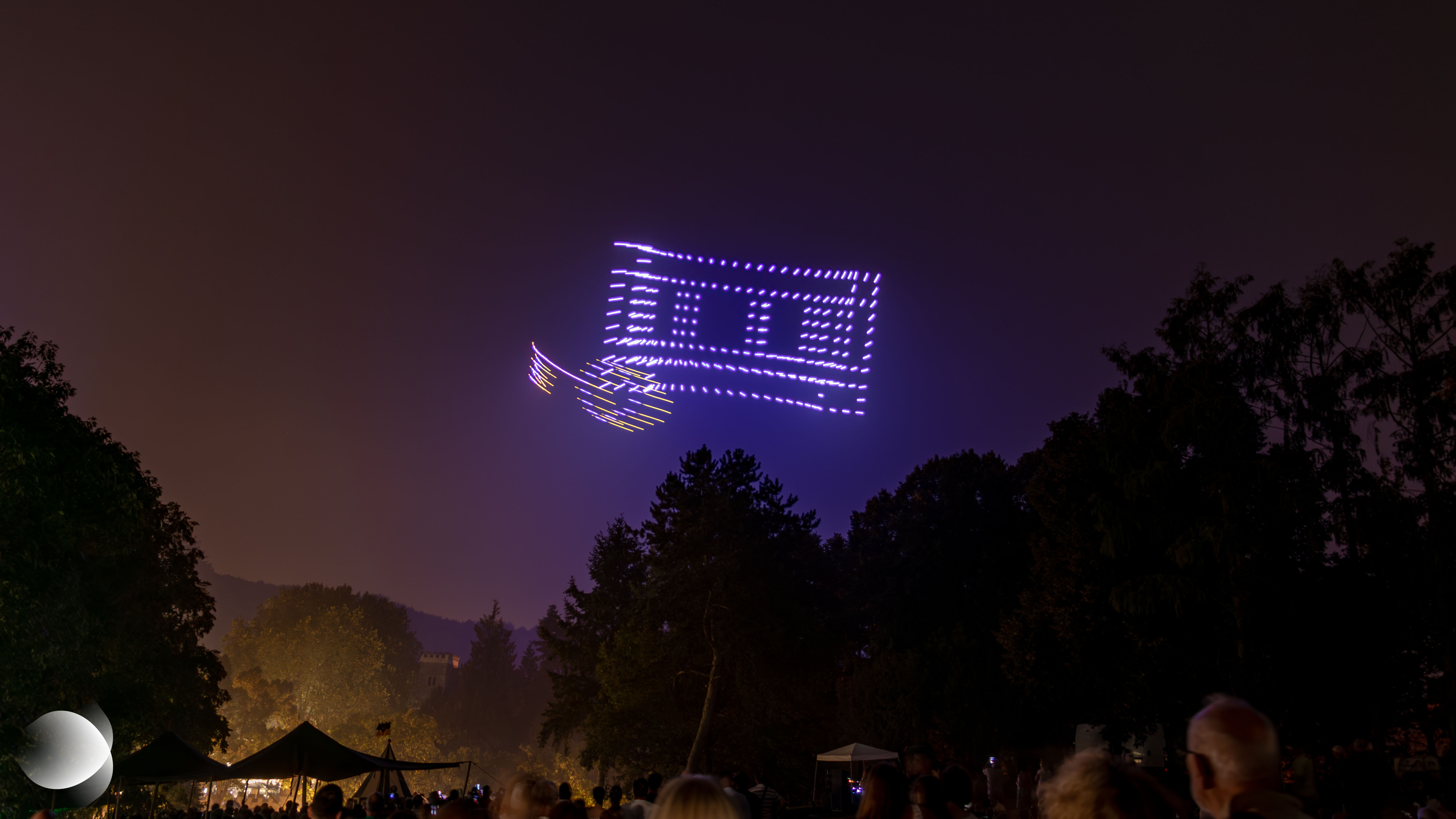 Apparition d’une clé lumineuse ouvrant la tour du Schlossberg de Forbach, représentée par des drones dans le ciel nocturne lors du spectacle « Johann Fischart, l’Humaniste », le 15 août 2026.