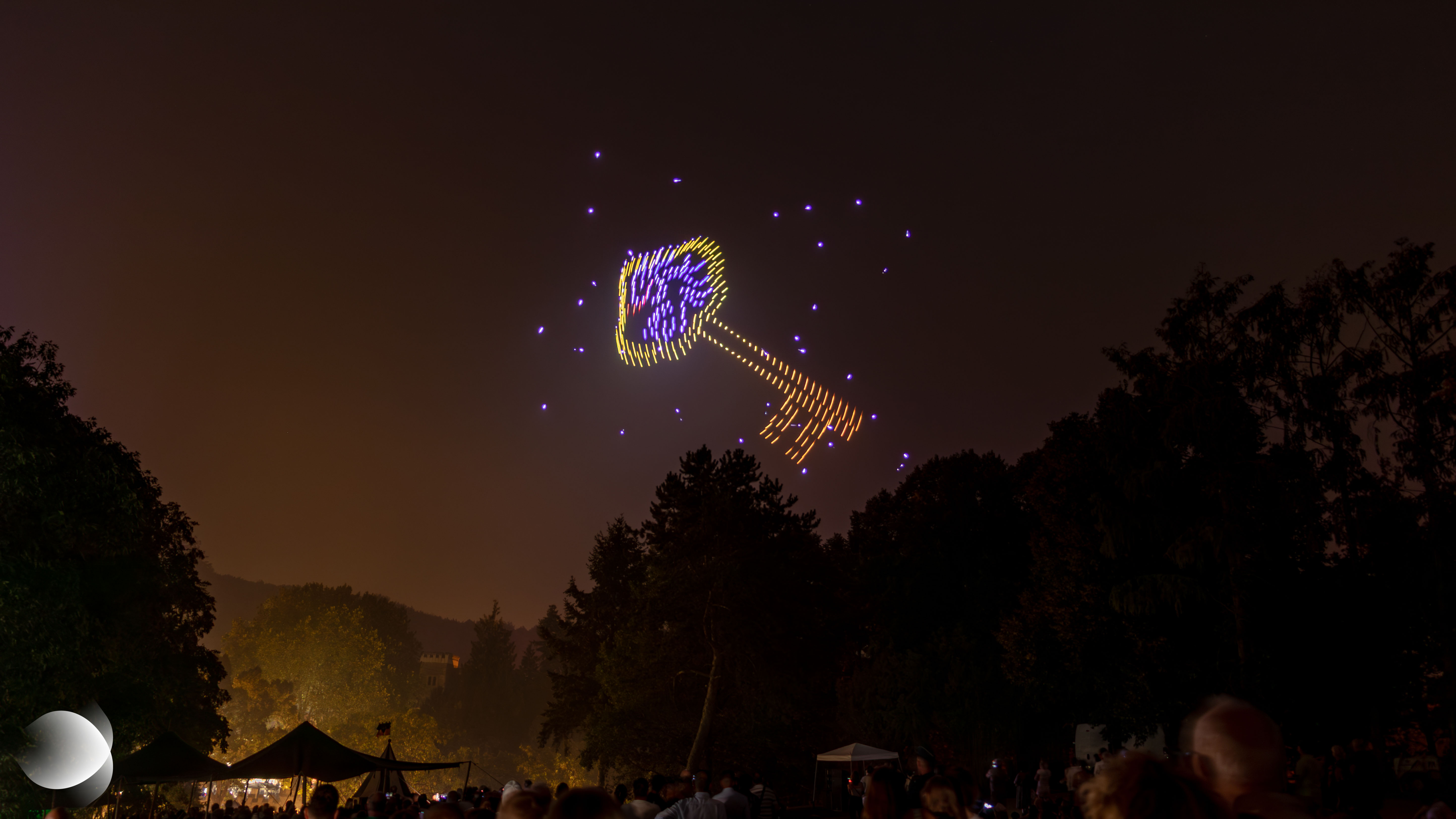 Clé lumineuse ornée du lion emblématique de Forbach, dessinée dans le ciel nocturne par des drones lors du spectacle « Johann Fischart, l’Humaniste », le 15 août 2026.