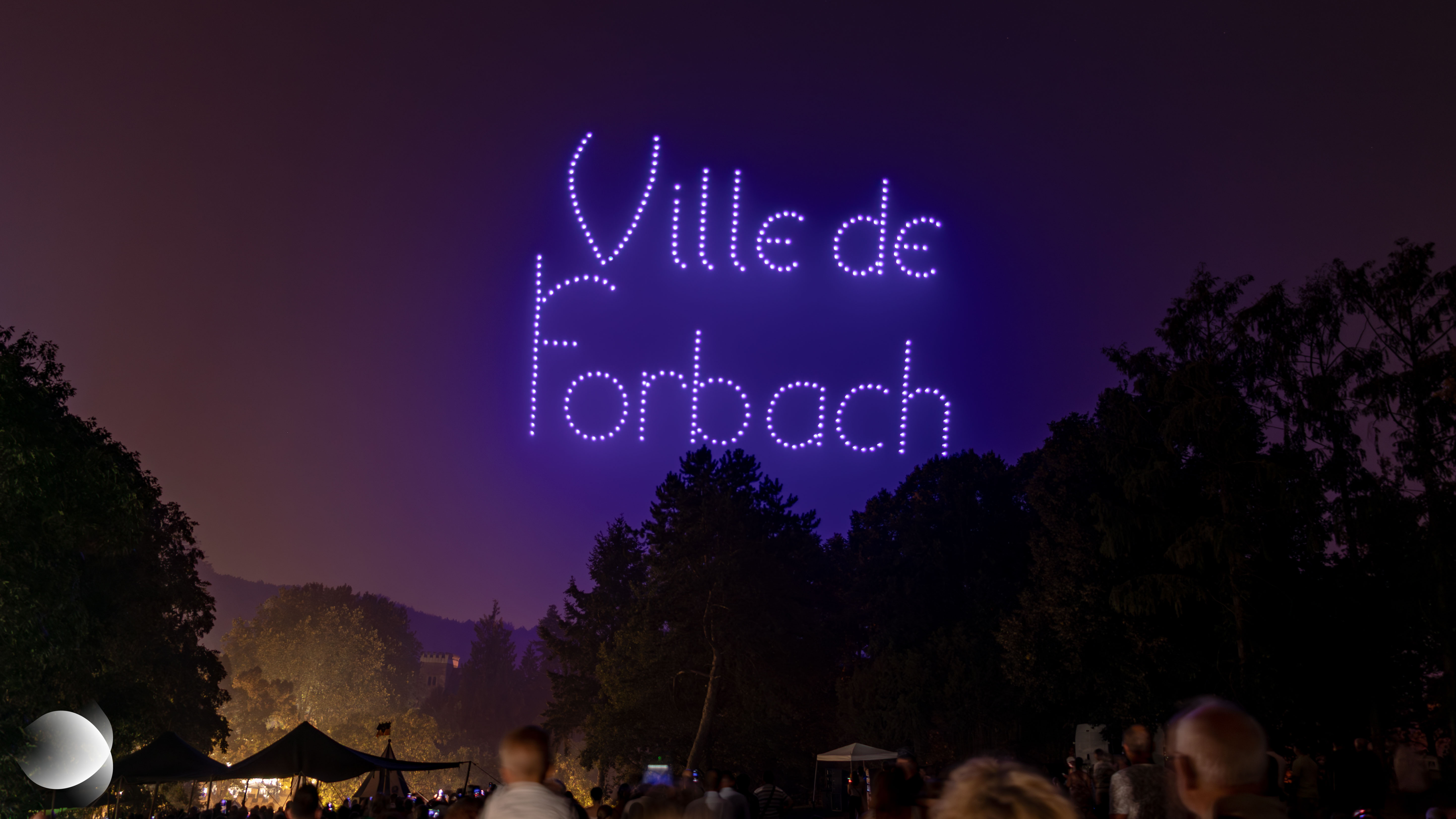 Inscription « Ville de Forbach » dessinée dans le ciel nocturne par des drones lumineux lors du spectacle « Johann Fischart, l’Humaniste », le 15 août 2026.