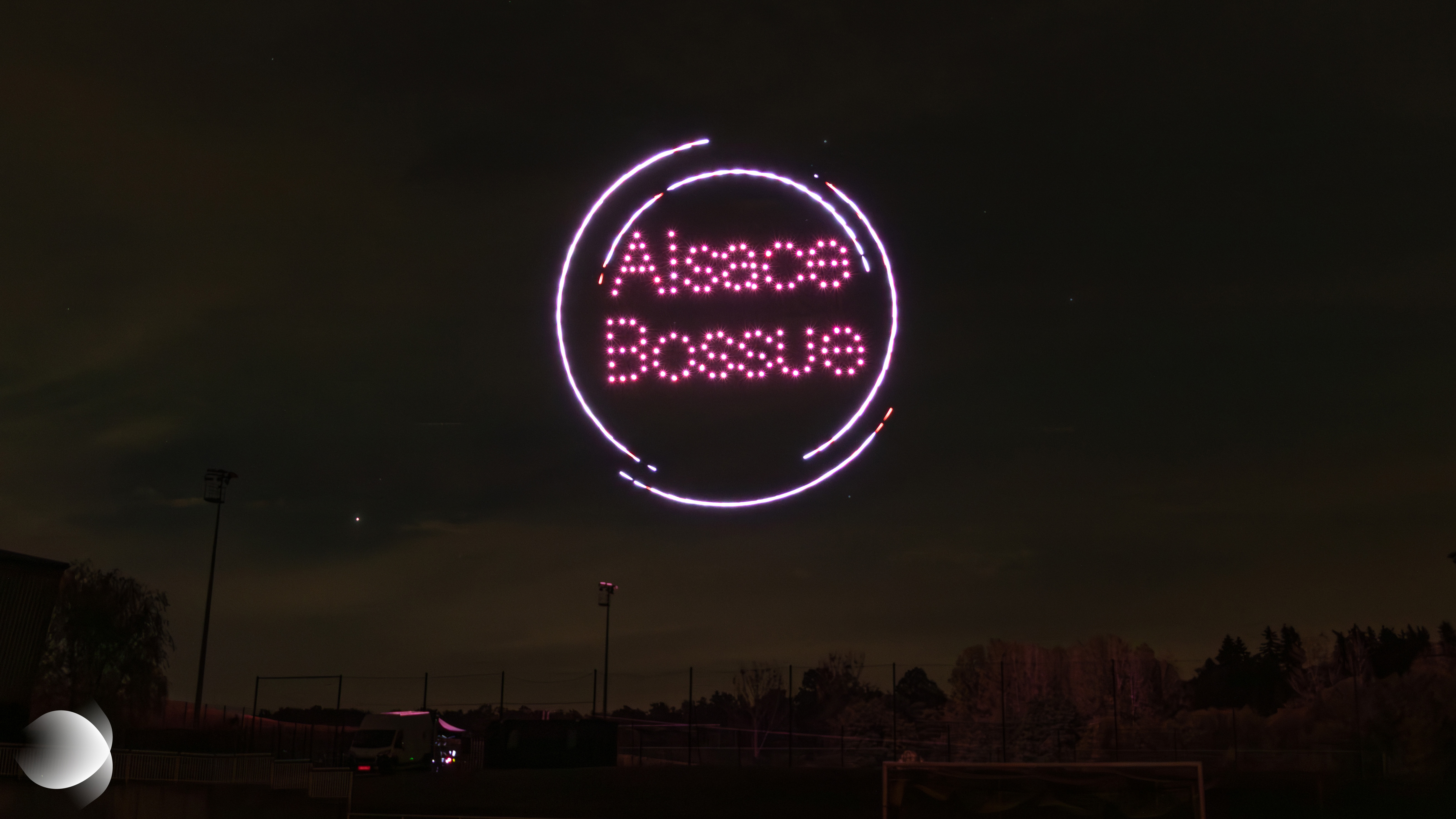 Inscription « Alsace Bossue » dessinée dans le ciel nocturne par des drones lumineux lors du spectacle célébrant le 20e anniversaire du Rallye d’Alsace Bossue à Drulingen, le 19 septembre 2026.