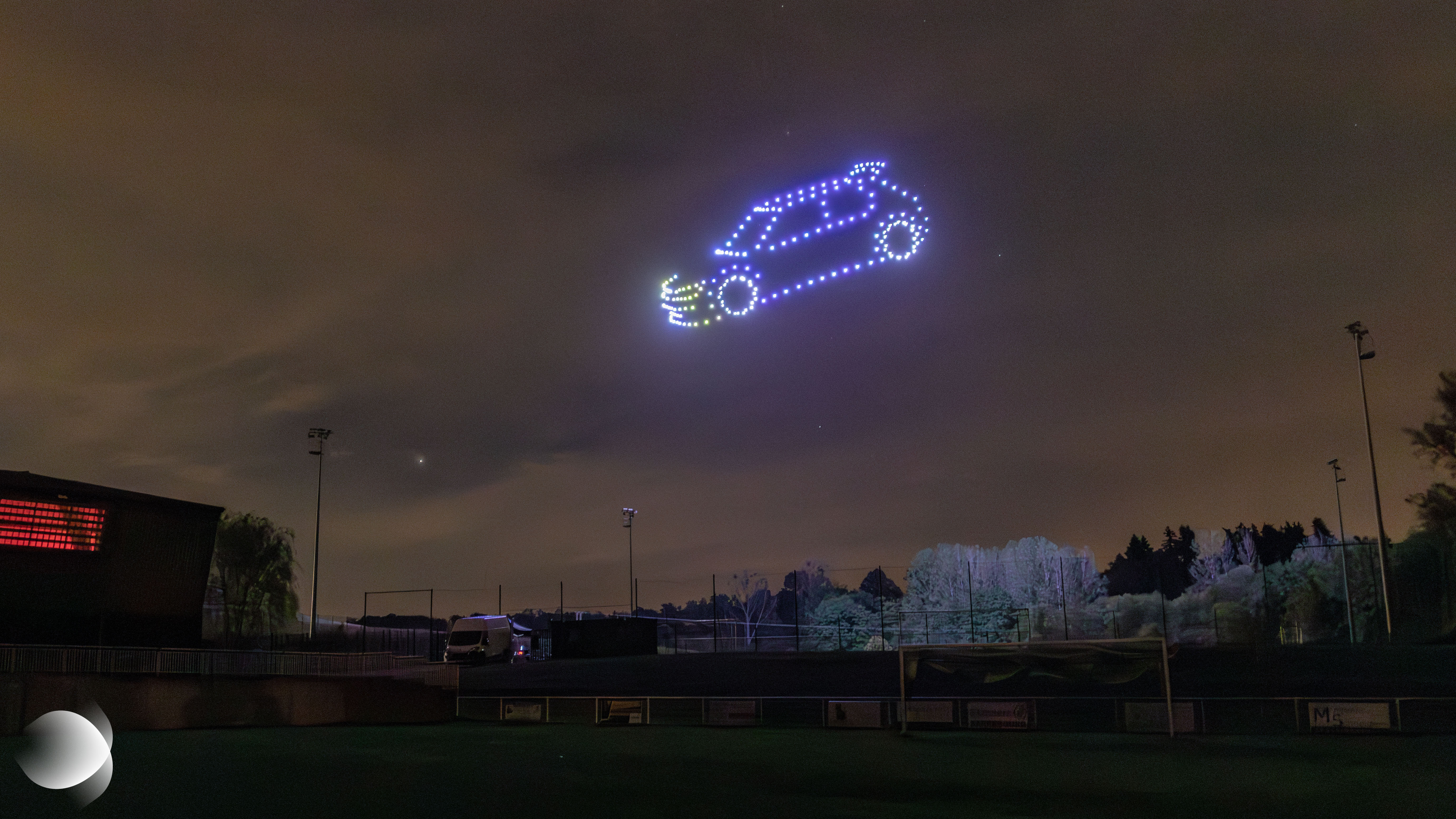 Peugeot 306 Maxi de rallye dessinée dans le ciel nocturne par des drones lumineux lors du spectacle célébrant le 20e anniversaire du Rallye d’Alsace Bossue à Drulingen, le 19 septembre 2026.