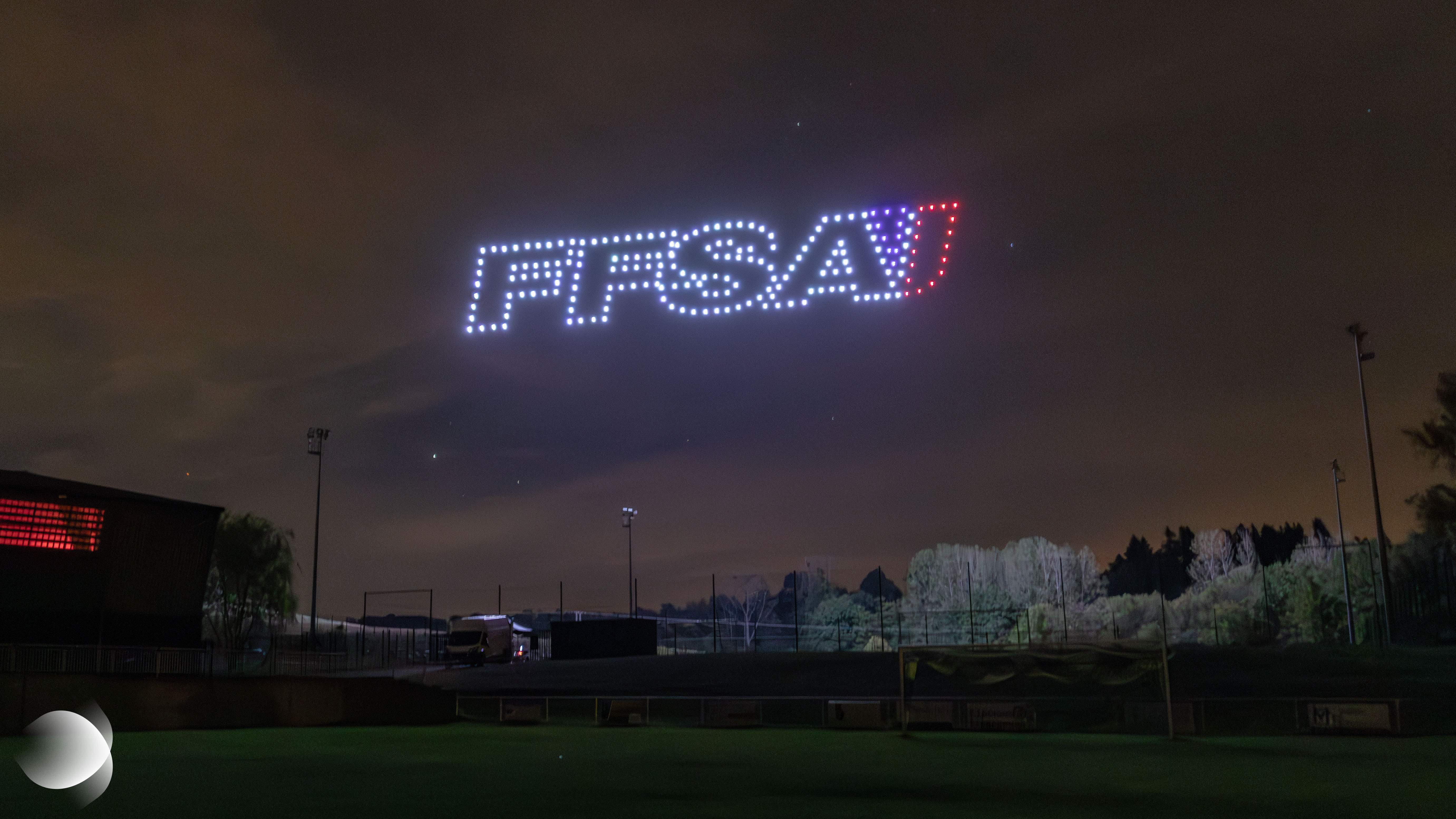 Logo de la Fédération Française du Sport Automobile (FFSA) dessiné dans le ciel nocturne par des drones lumineux lors du spectacle célébrant le 20e anniversaire du Rallye d’Alsace Bossue à Drulingen, le 19 septembre 2026.