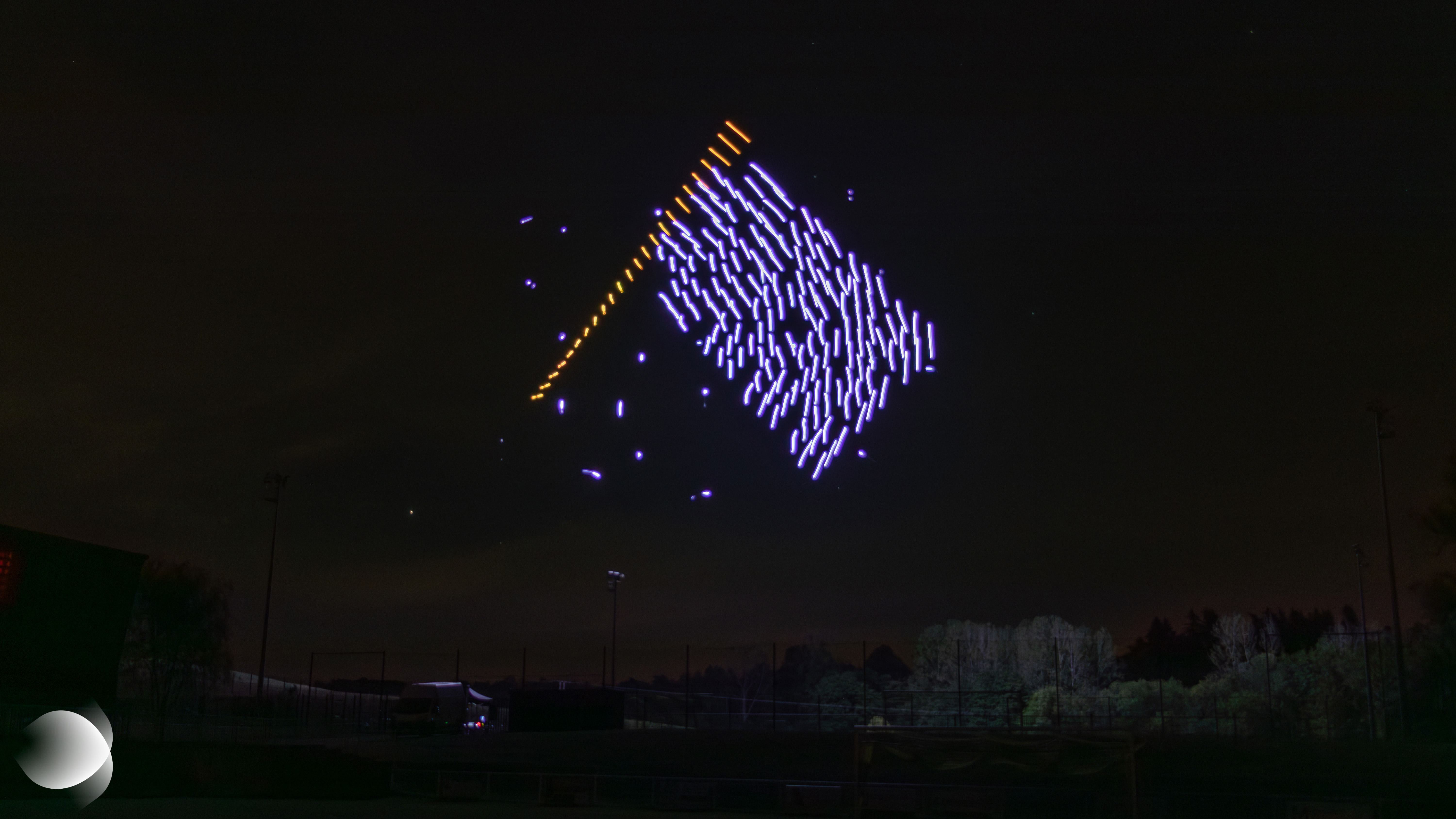 Drapeau à damier de course automobile dessiné dans le ciel nocturne par des drones lumineux lors du spectacle célébrant le 20e anniversaire du Rallye d’Alsace Bossue à Drulingen, le 19 septembre 2026.