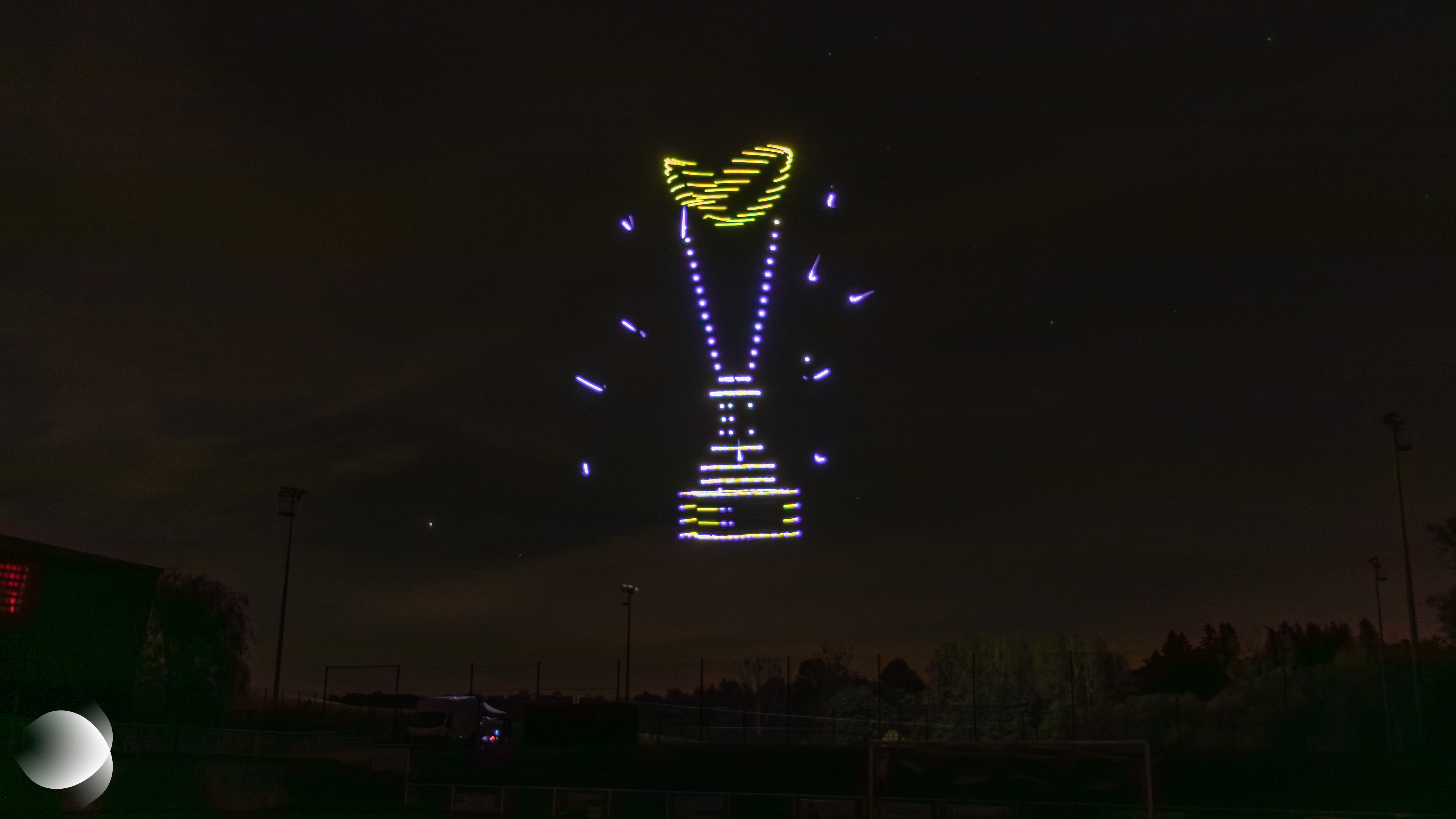 Coupe du Rallye d’Alsace Bossue dessinée dans le ciel nocturne par des drones lumineux lors du spectacle célébrant le 20e anniversaire de l’événement à Drulingen, le 19 septembre 2026.
