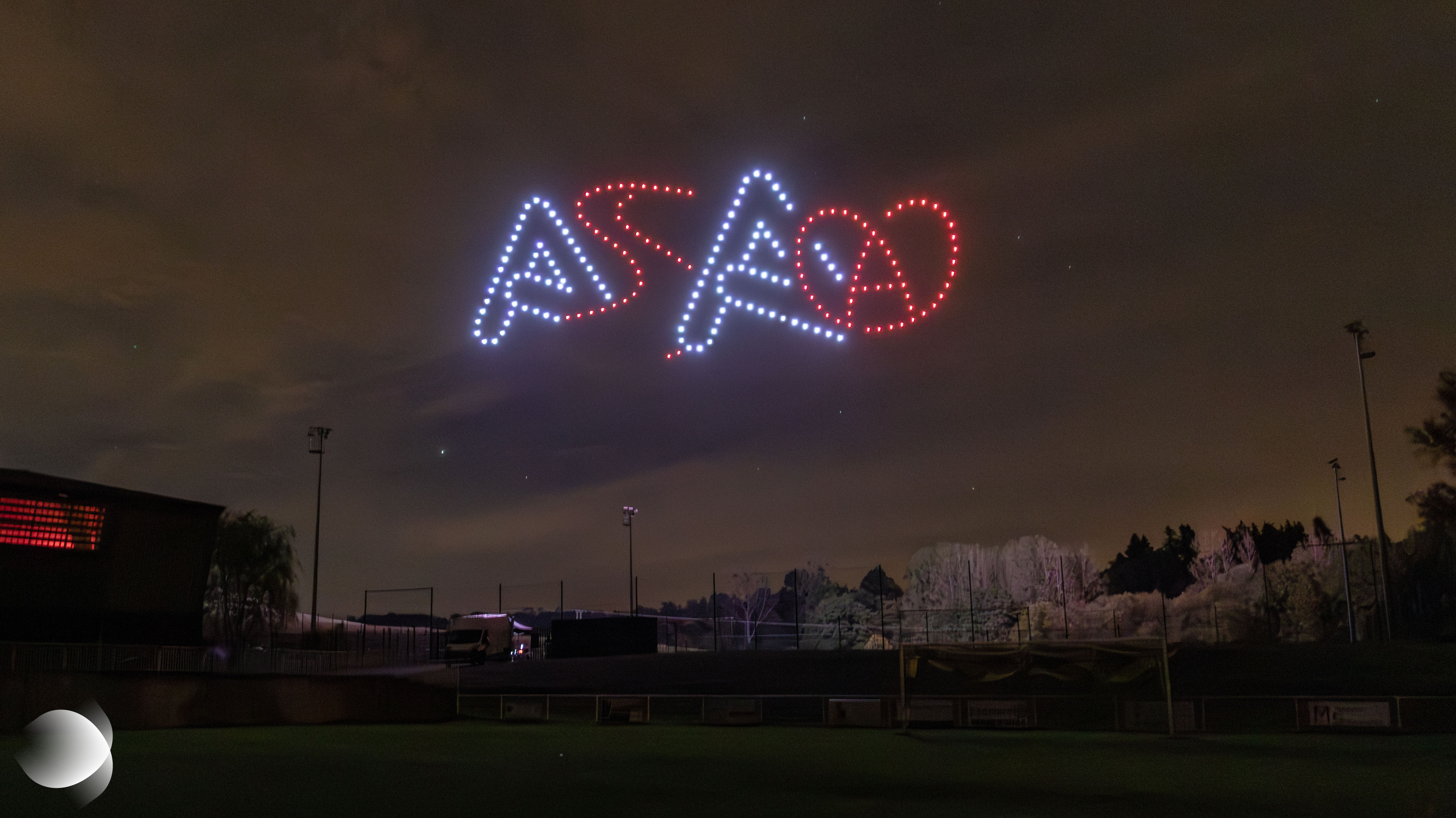 Logo de l’Association Sportive Automobile (ASA) dessiné dans le ciel nocturne par des drones lumineux lors du spectacle célébrant le 20e anniversaire du Rallye d’Alsace Bossue à Drulingen, le 19 septembre 2026.