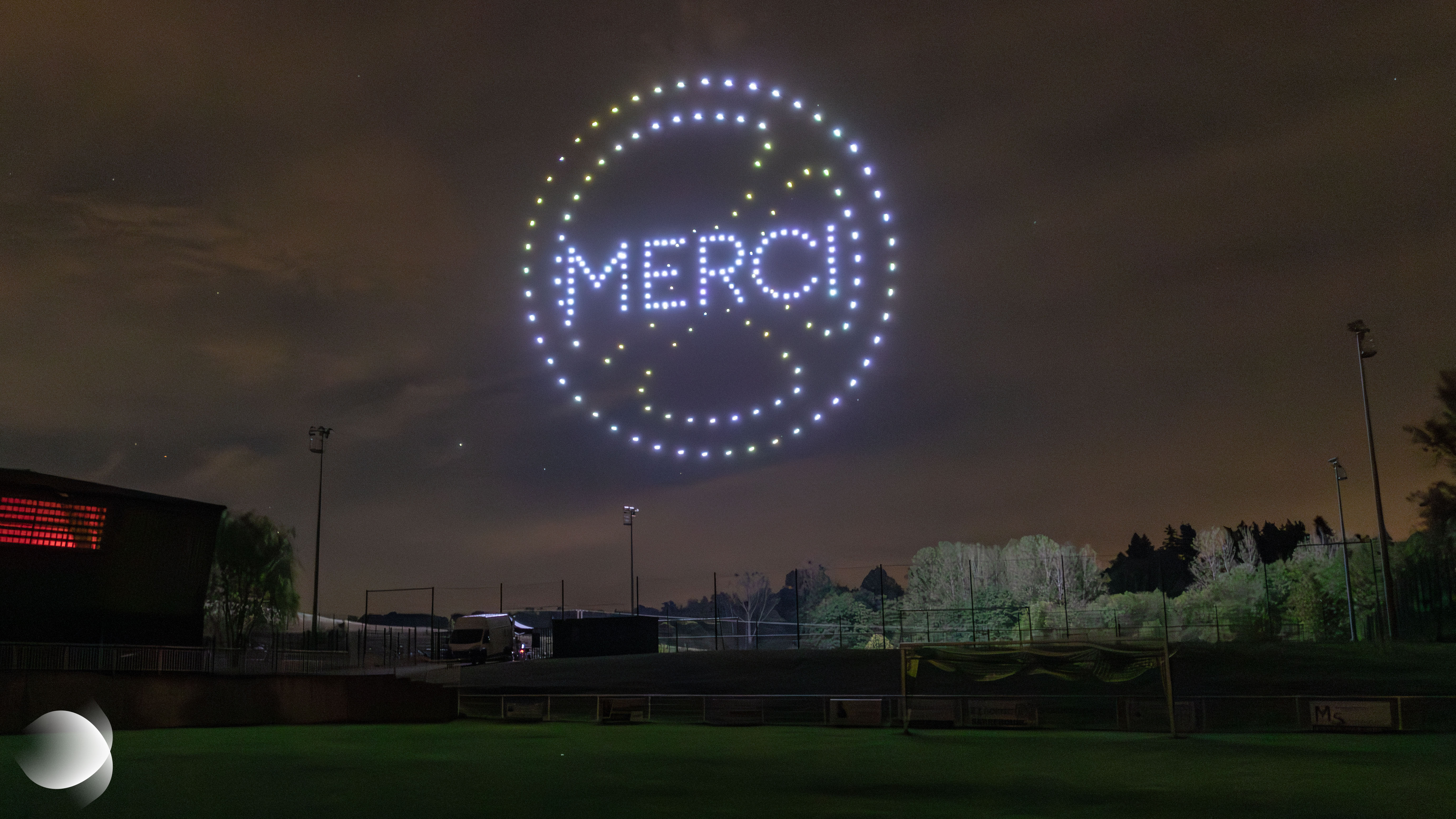 Inscription « Merci » au centre d’un volant de voiture de rallye, dessinée dans le ciel nocturne par des drones lumineux lors du spectacle célébrant le 20e anniversaire du Rallye d’Alsace Bossue à Drulingen, le 19 septembre 2026.