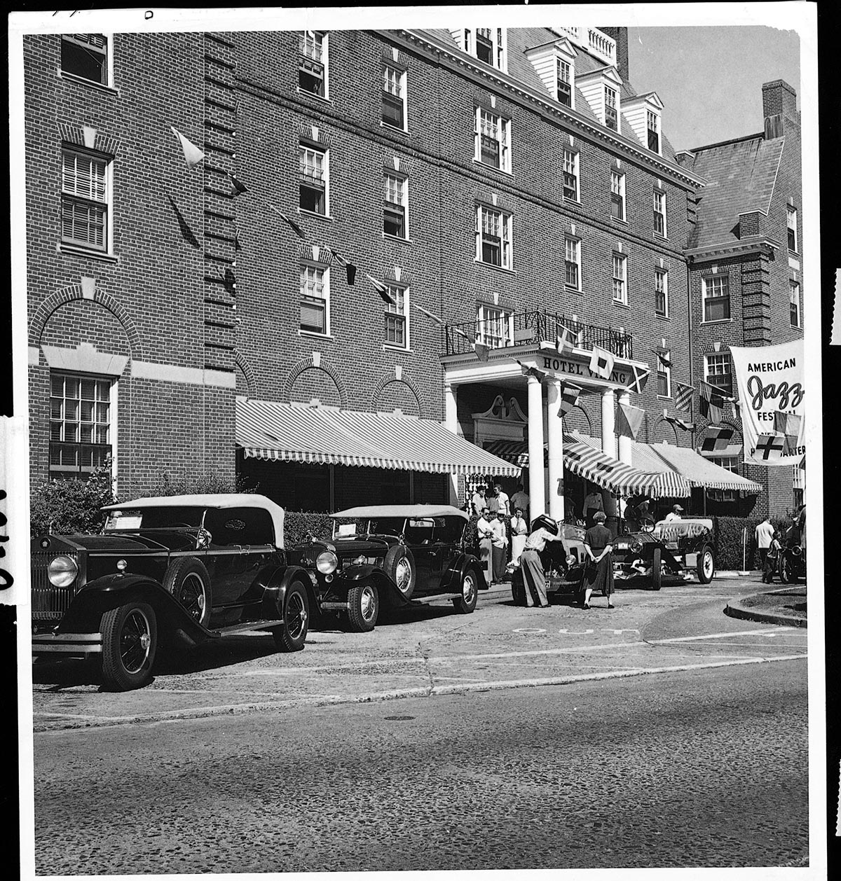 Historic black & white photograph of vintage cars outside of Hotel Viking for the 1954 American Jazz Festival