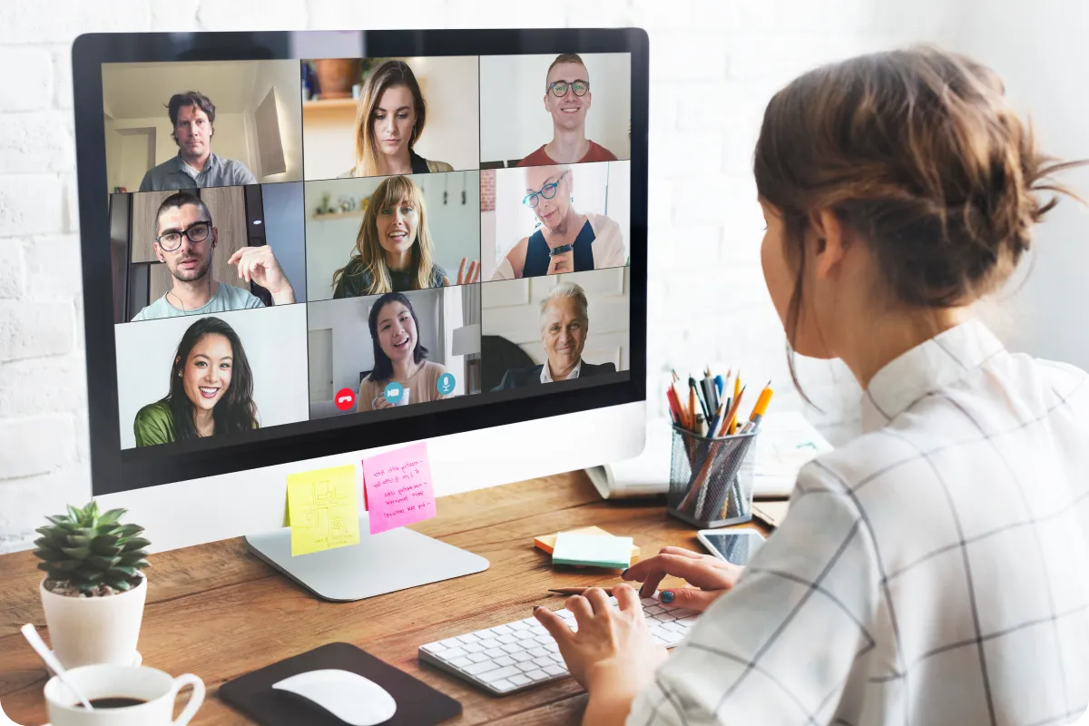 Responsable Admissions Unexia qui explique les détails de la formation en visio avec des potentiels apprenants