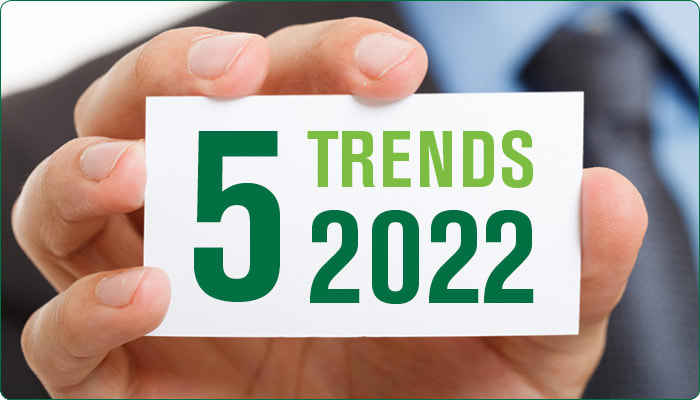 hand holding a card that says "5 trends 2022"