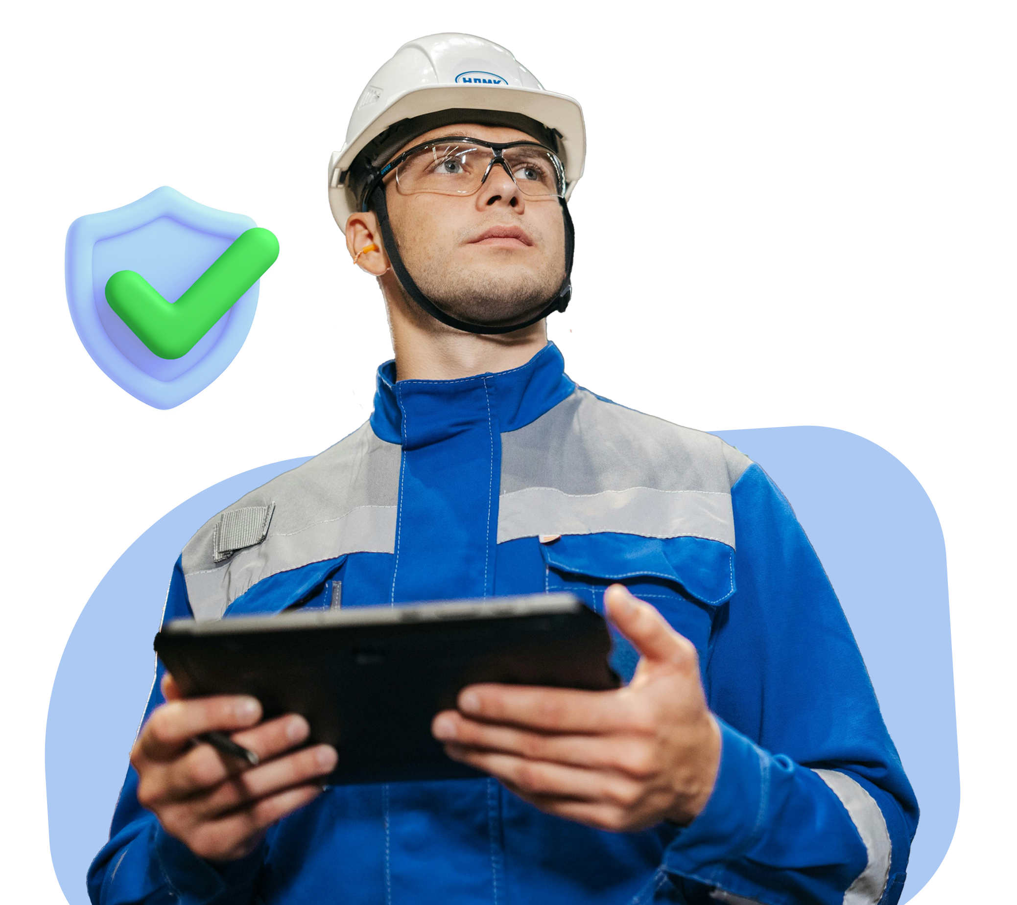 Un trabajador industrial con casco blanco, gafas de seguridad y uniforme azul sostiene una tableta digital mientras mira hacia arriba. A su izquierda, flota un icono 3D de un escudo azul con una marca de verificación verde, simbolizando seguridad o cumplimiento. Todo sobre un fondo gráfico azul claro detrás del hombre.